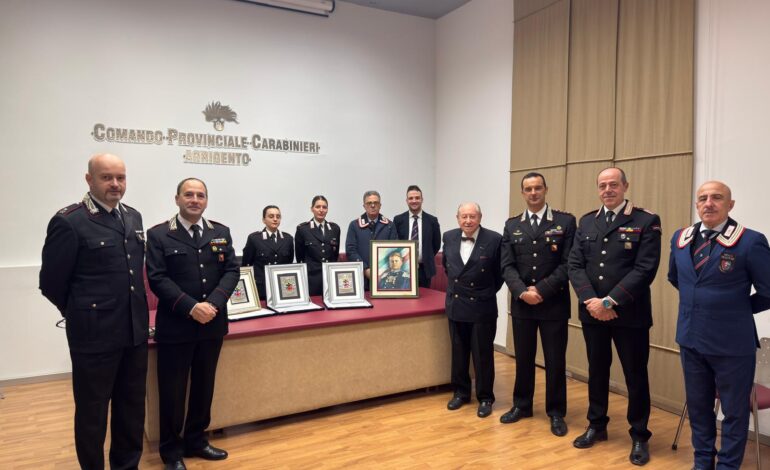 Agrigento, Premio Allotta. L’avvocato dona tre targhe ai Carabinieri per le prossime edizioni