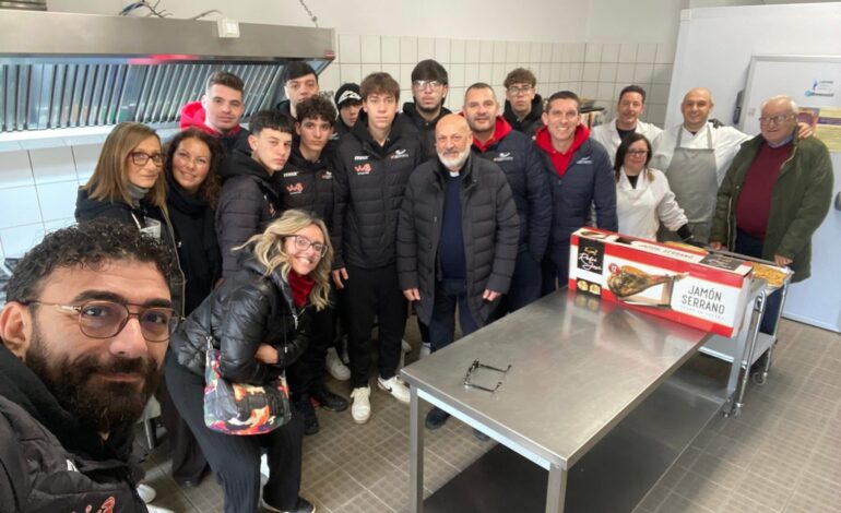 Fede, sport e solidarietà. Il nuovo Basket Canicattì alla mensa cittadina e in visita al beato Livatino