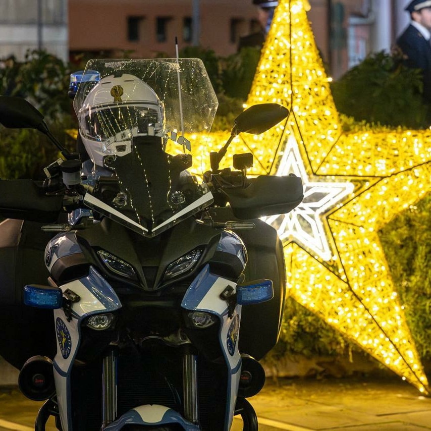 Gente comune nello spot delle feste. Gli auguri della Polizia di Stato (Video)