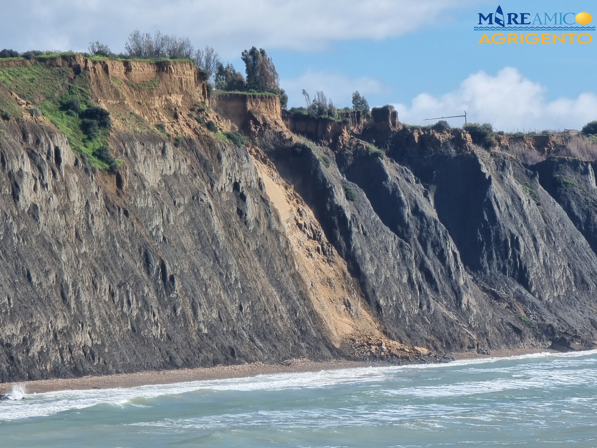 Agrigento, crolla ancora la collina del Caos. Denuncia di Mareamico