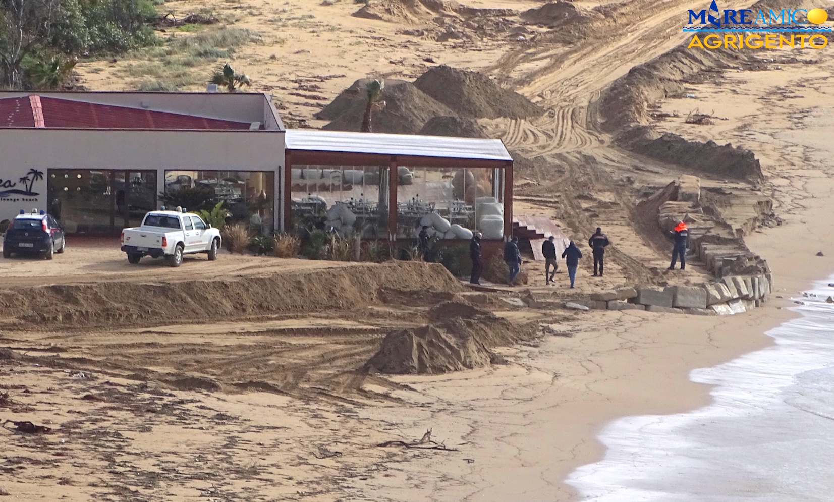 Eraclea Minoa, costruisce barriera per difendersi dal mare. Bloccato dai carabinieri (Video)