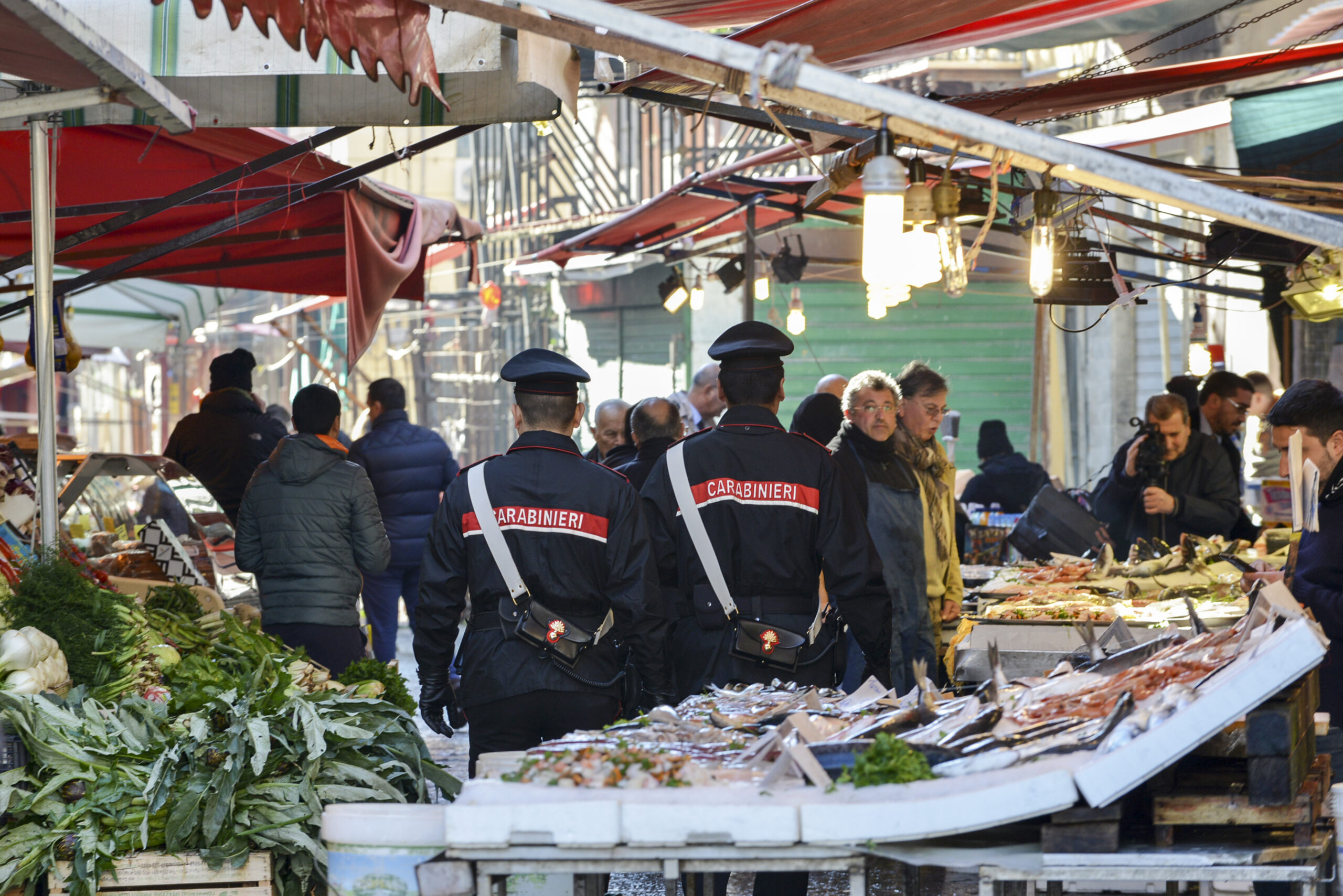 Vendevano pesce conservato male e senza tracciabilità. Maxi sequestro dei carabinieri. Oltre 80mila euro di sanzioni