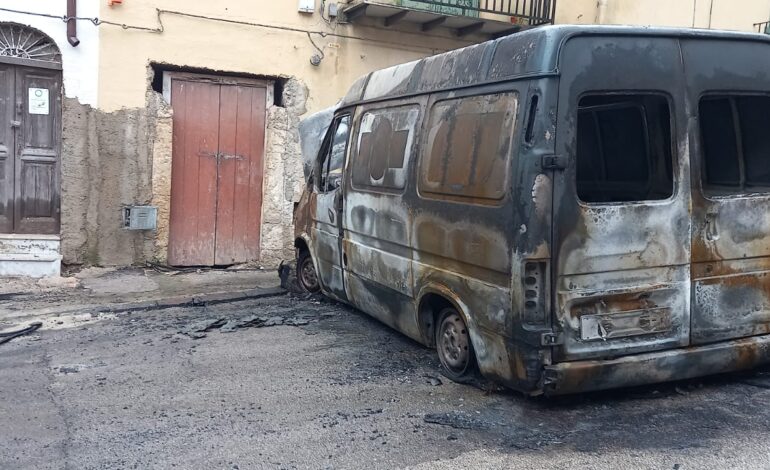 Canicattì, incendio distrugge furgone