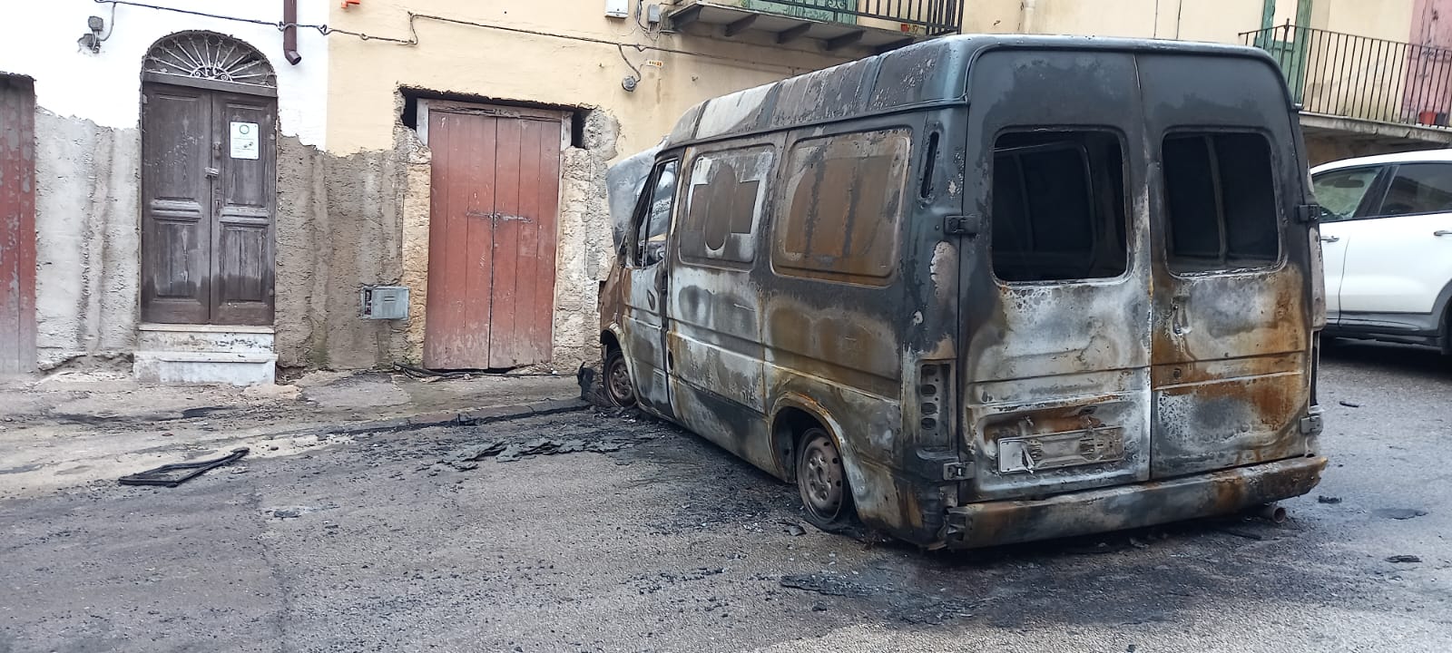 Canicattì, incendio distrugge furgone