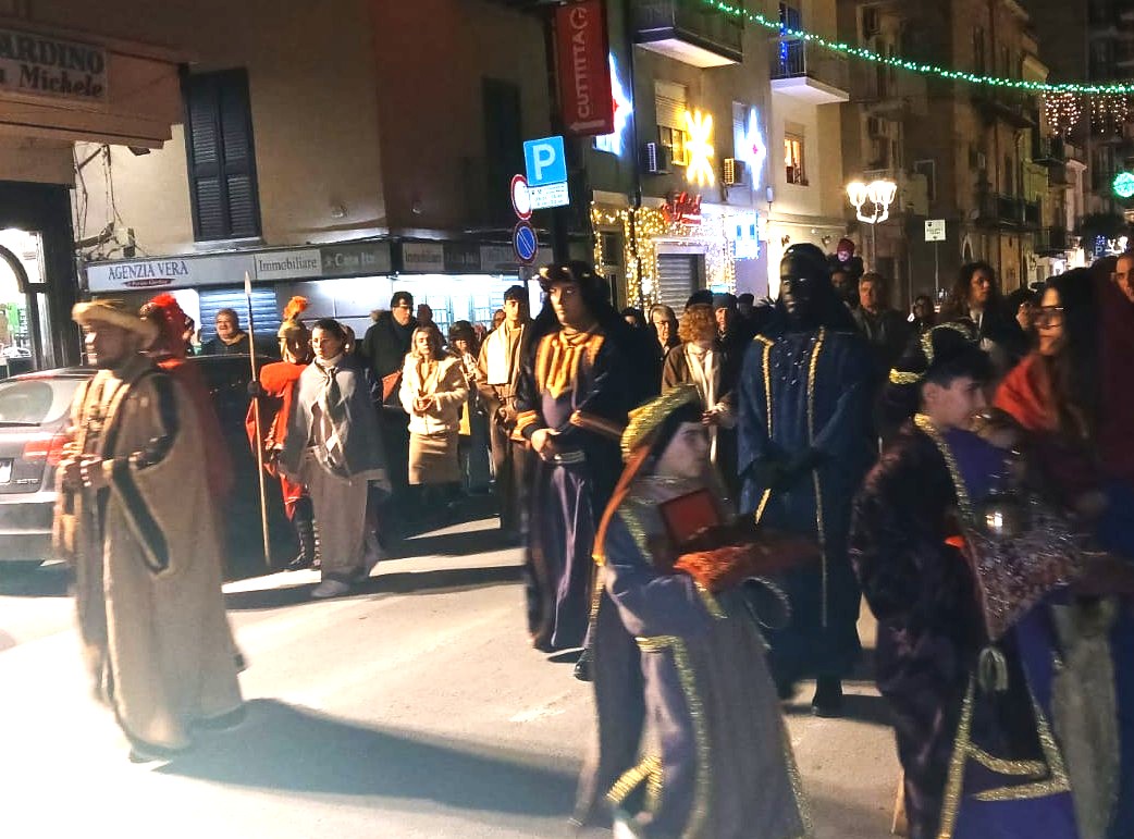 Canicattì, i Tamburi Imperiali di Comiso aprono la rappresentazione de Li Tri Re (Video)