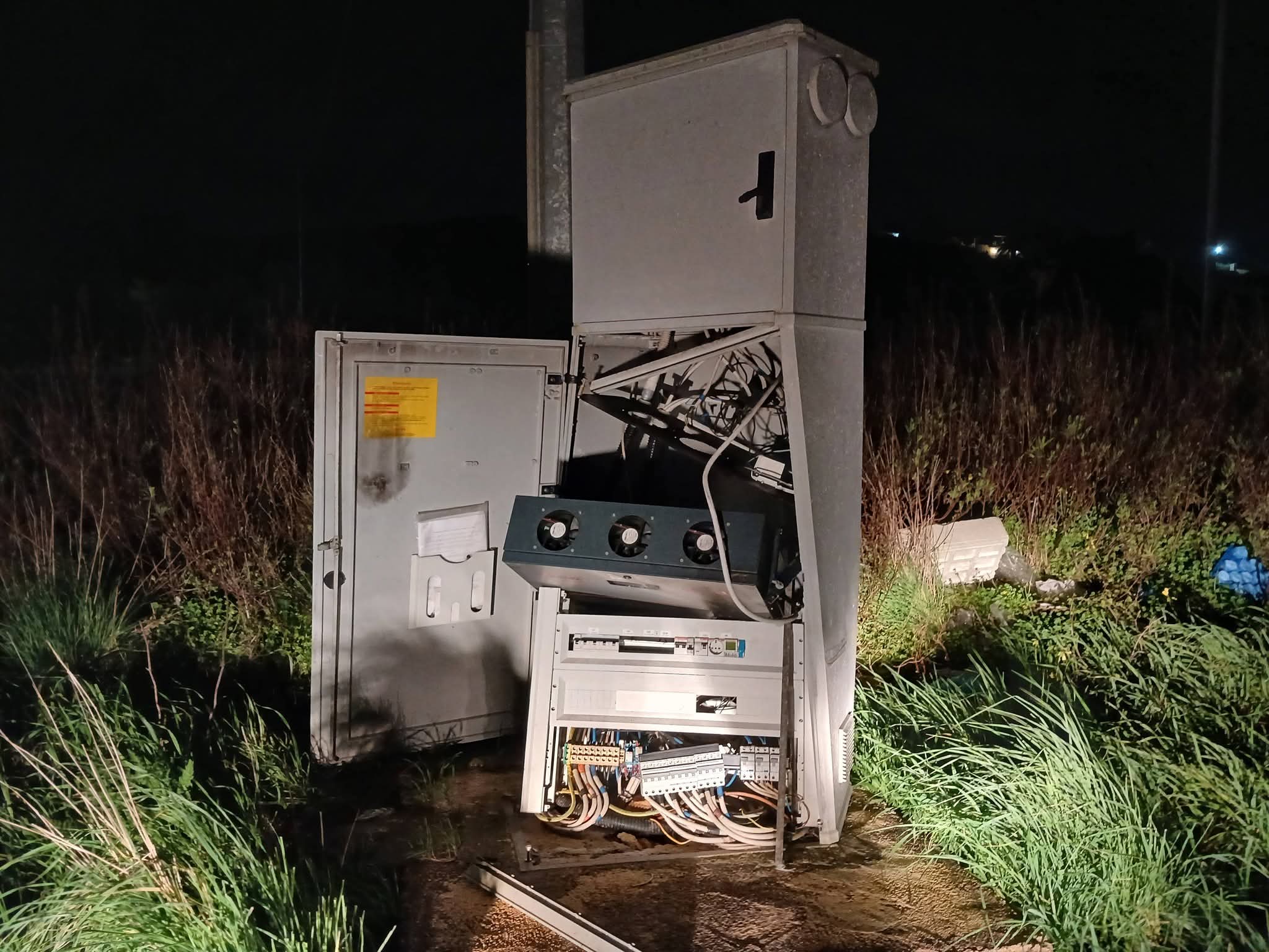 Canicattì, distrutto quadro elettrico dell’area artigianale. Sindaco: “Messaggio all’amministrazione, non ci fermiamo”