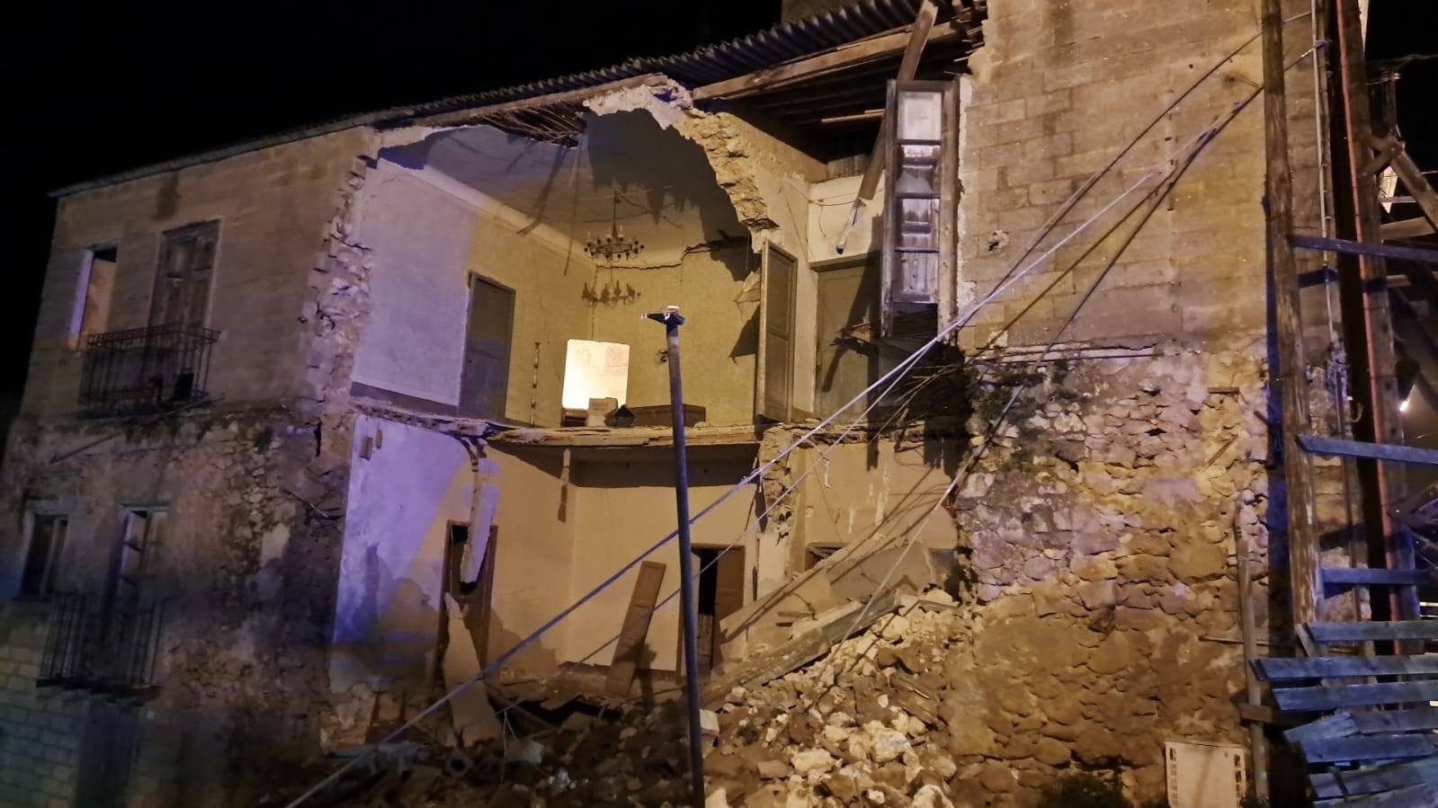 Camastra, crolla una casa per il maltempo. Sindaco chiude scuole e cimitero: “Evitare spostamenti”
