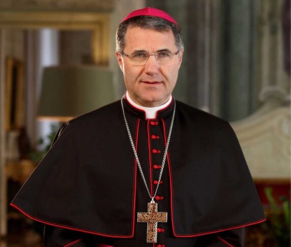 Migranti, insulti e attacchi all’Arcivescovo Lorefice che aveva tuonato contro la politica. Tanti attestati di solidarietà