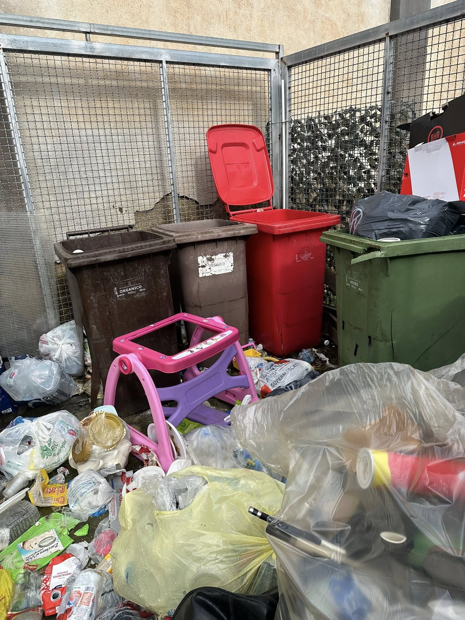 Campobello di Licata, nel degrado l’isola di prossimità dello stadio. Guerra a colpi di post fra Terrana e Picone