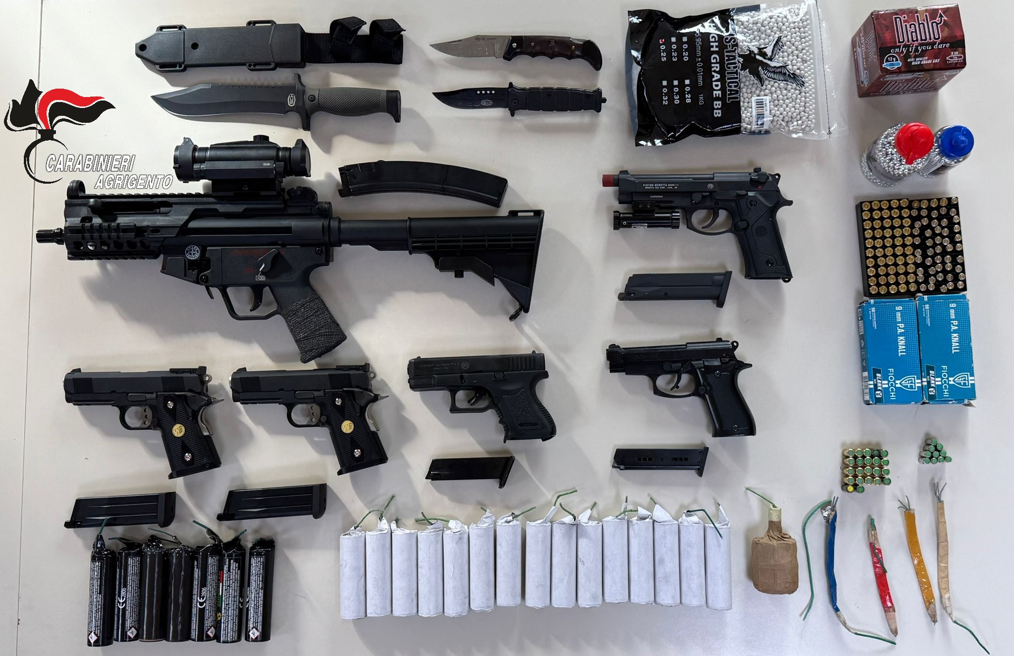 Spara contro la vicina e i carabinieri gli scoprono un’arsenale in casa: arrestato