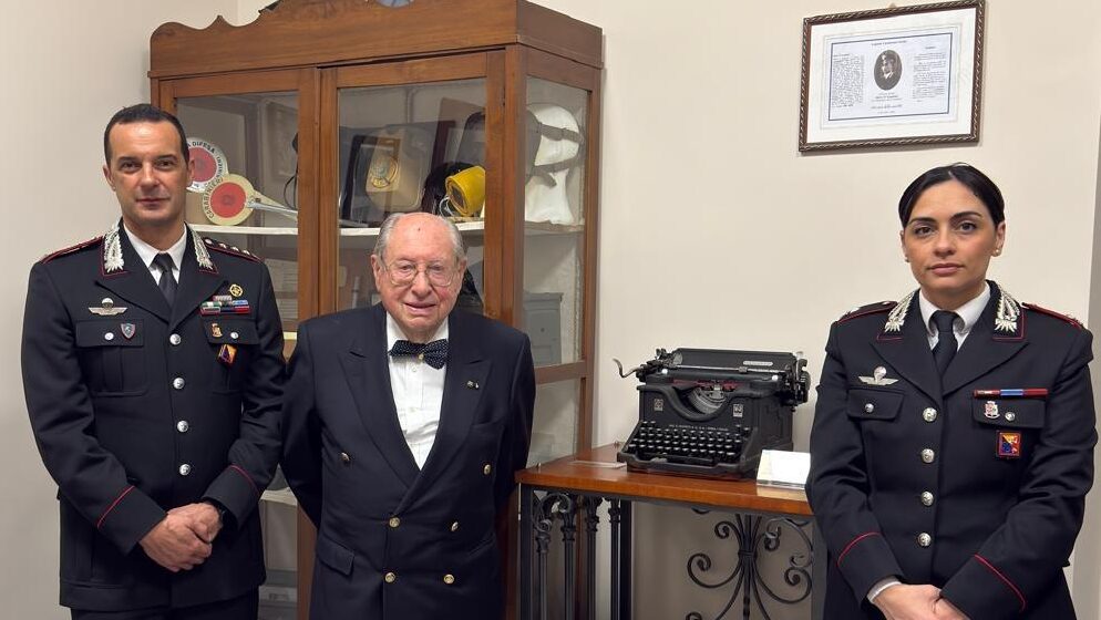 Agrigento, il Cavaliere Allotta dona la sua storica Olivetti M40 al Comando Provinciale dei Carabinieri