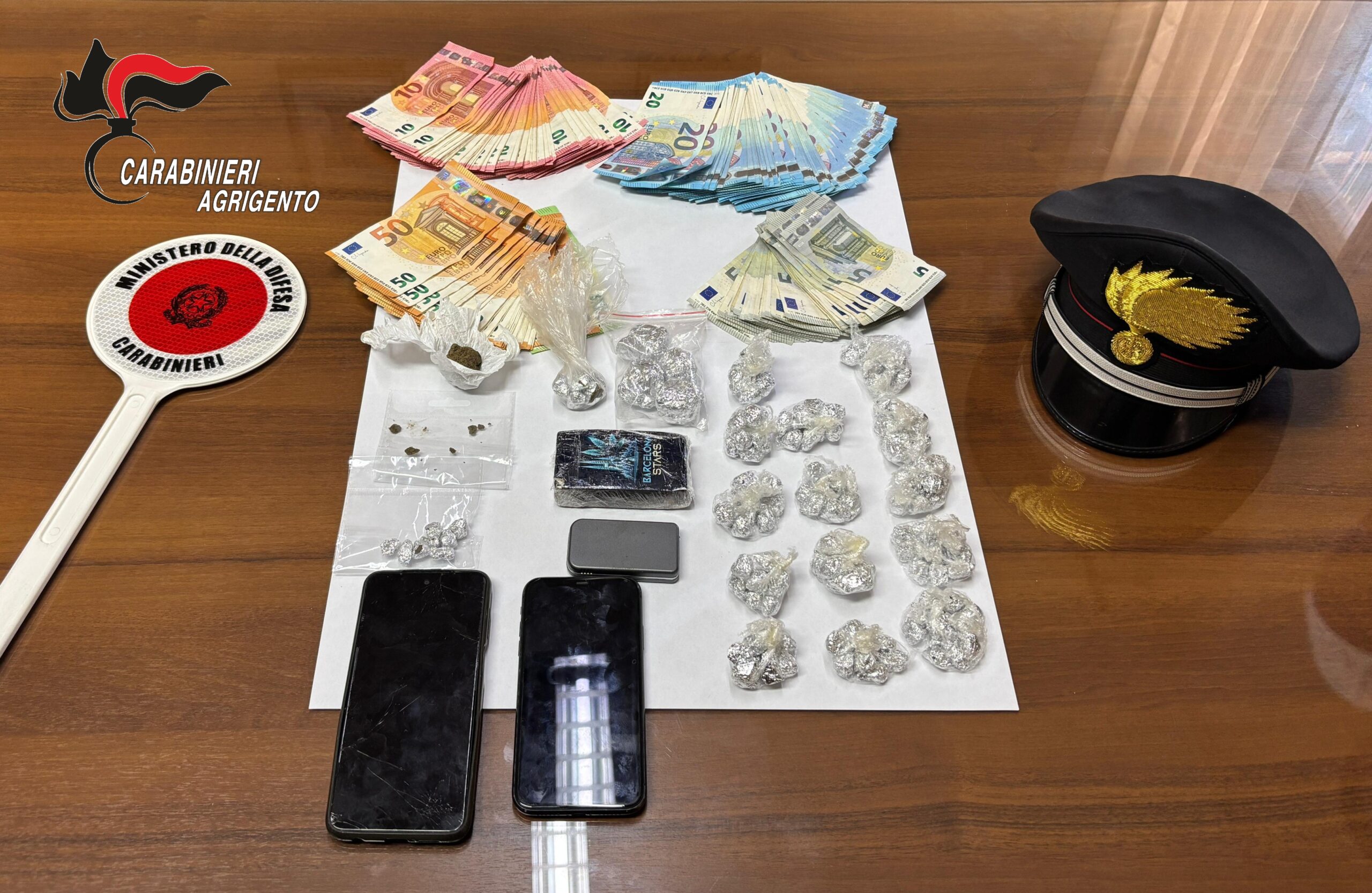 Sorpreso con droga e quasi 5mila euro, in manette minorenne