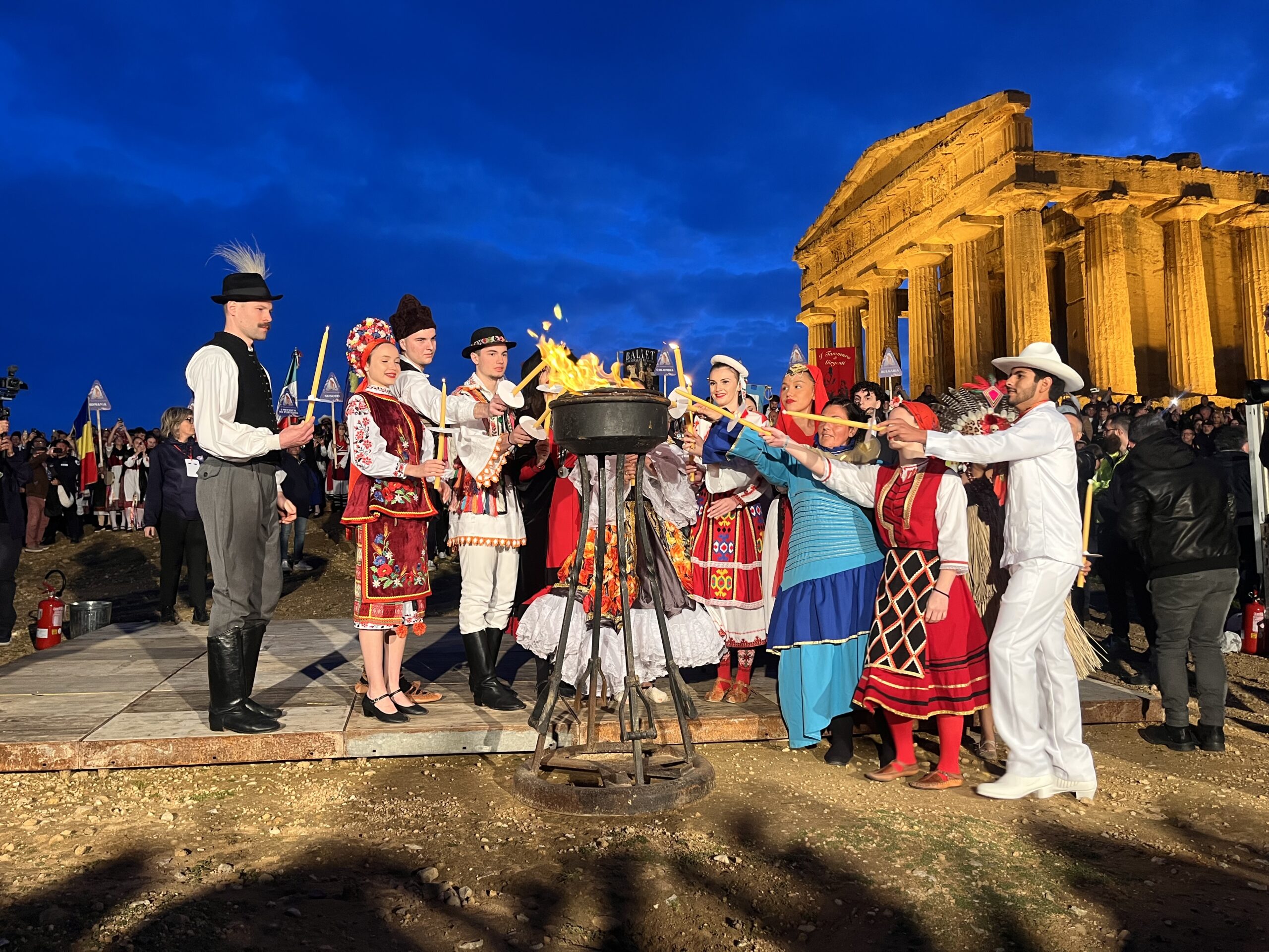 Agrigento, Mandorlo in Fiore: al Tempio della Concordia acceso il Tripode dell’Amicizia