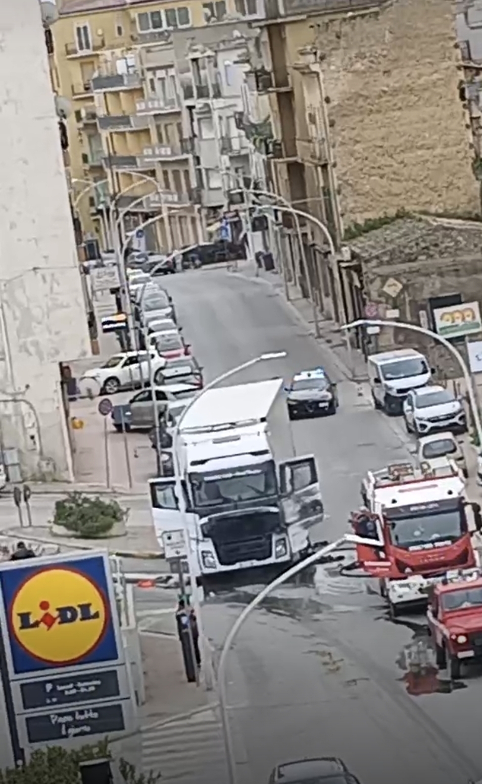 Canicattì, camion in fiamme in via Regina Elena