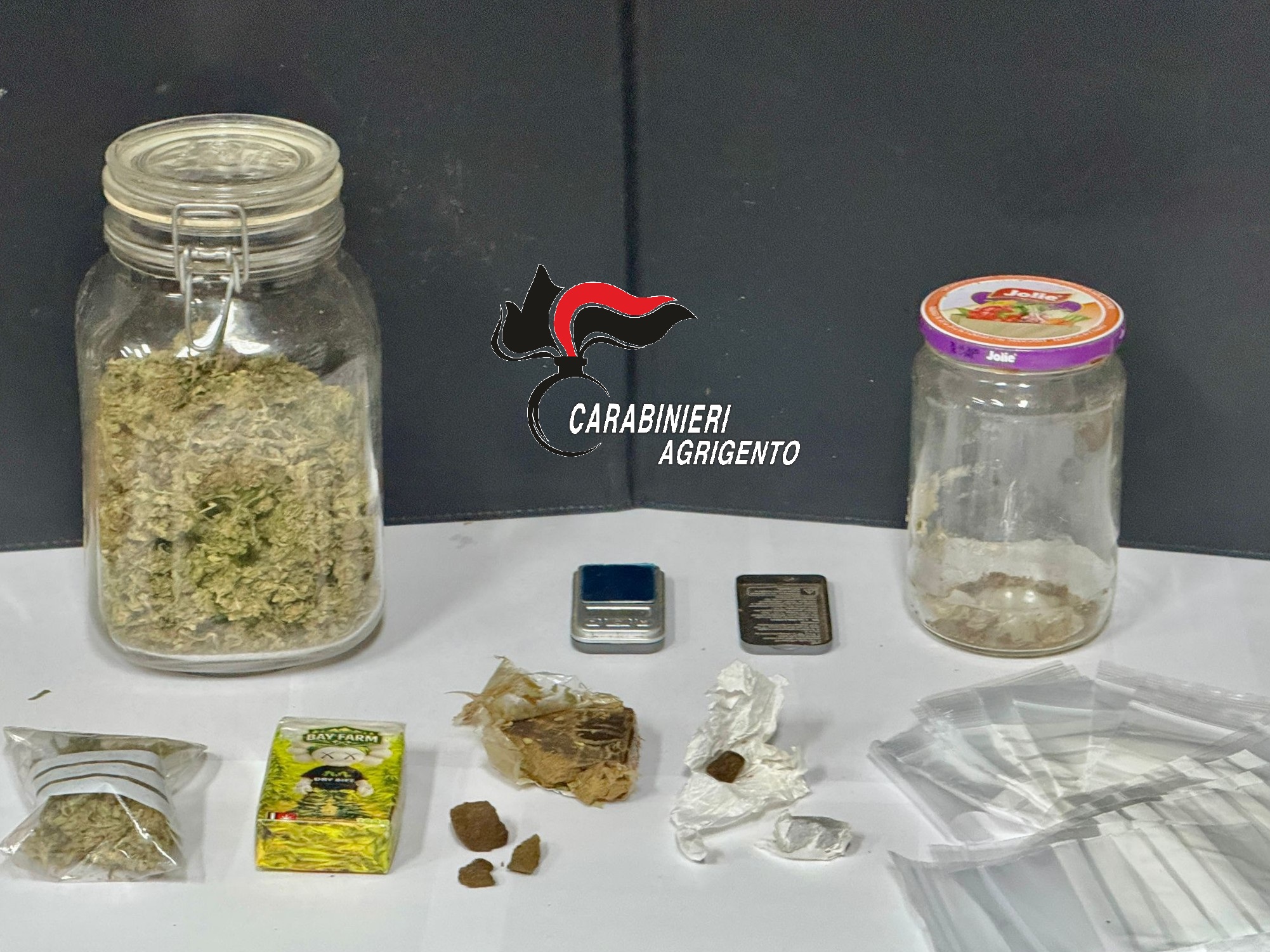 Nascondeva la droga in barattoli di vetro fra i cespugli: denunciato 27enne