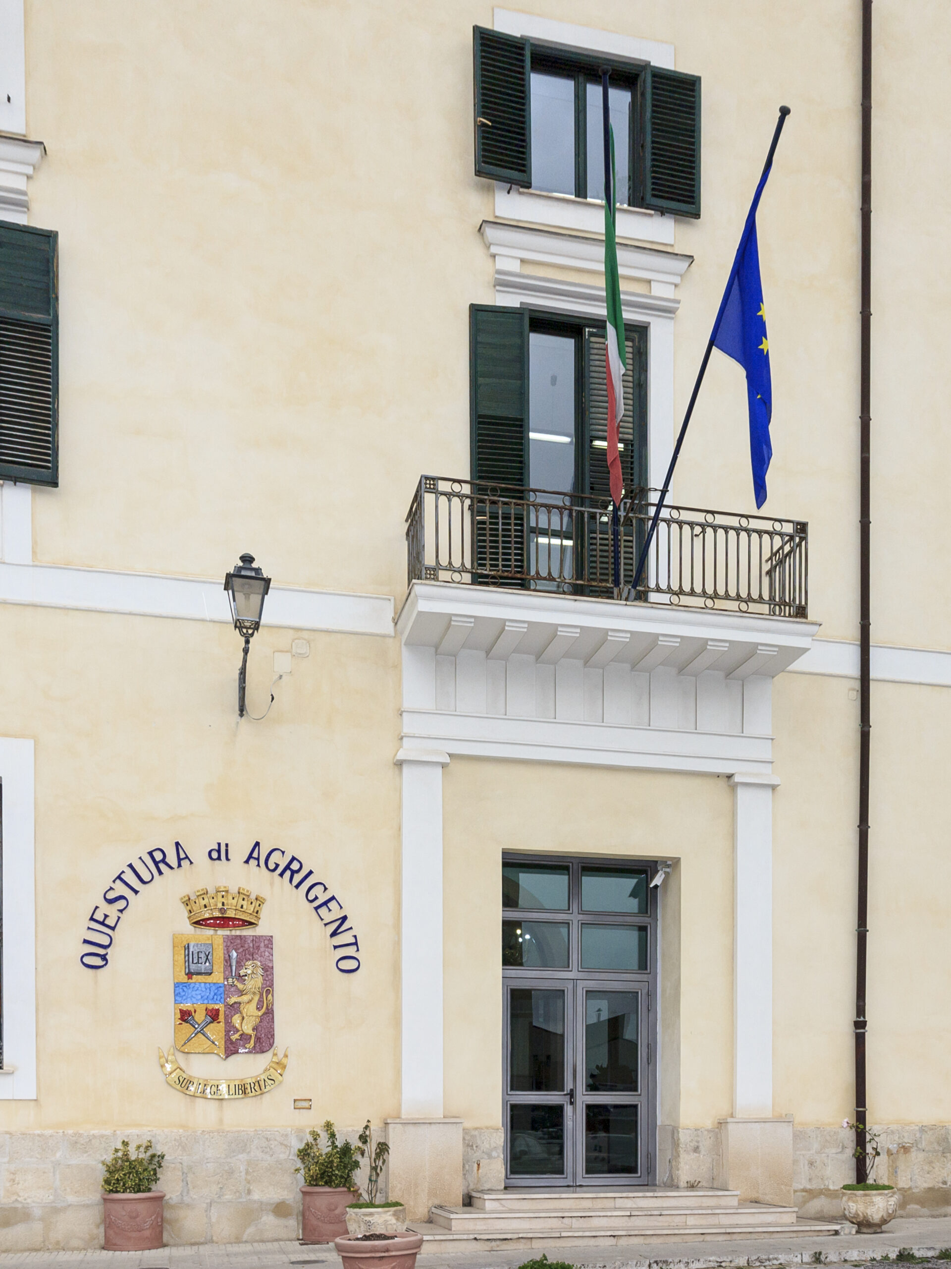 Agrigento, maltrattava e minacciava anziano: badante ai domiciliari