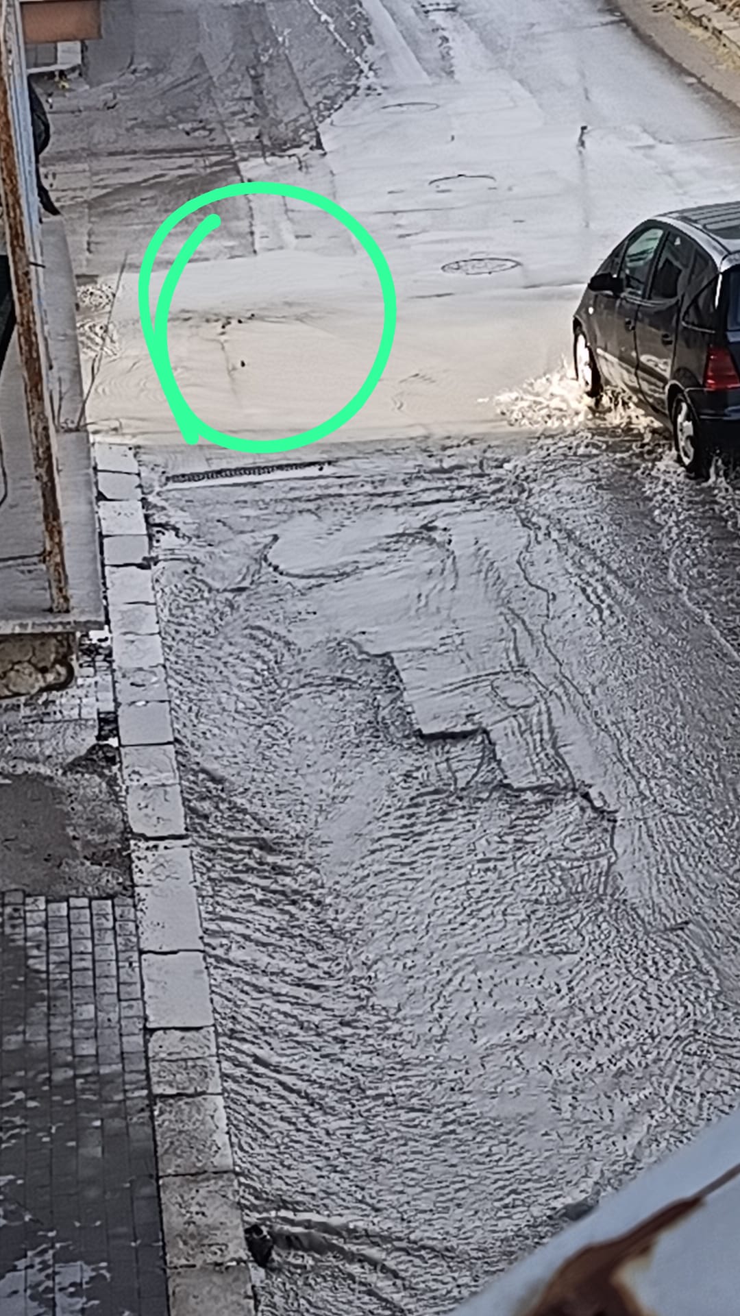 Canicattì, copiosa perdita d’acqua in via Enrico Toti. La rabbia dei residenti (Video)