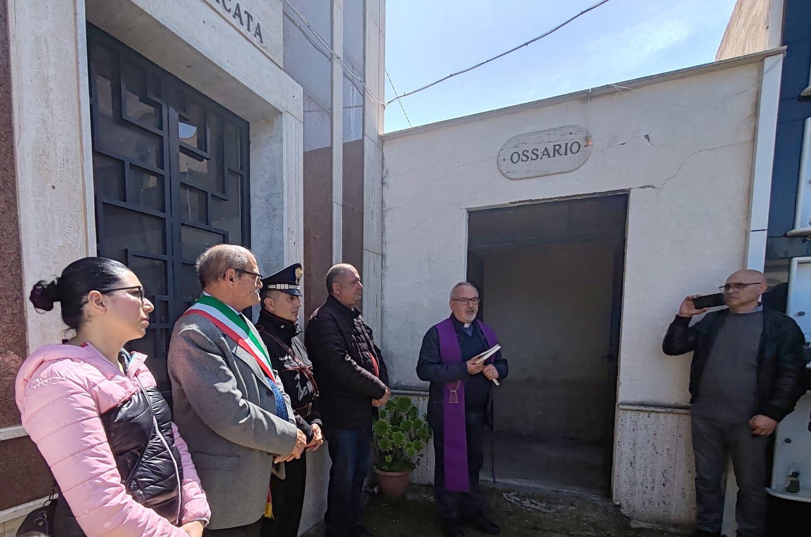 Castrofilippo ripara dopo la profanazione al cimitero: preghiera e pellegrinaggio (Video)