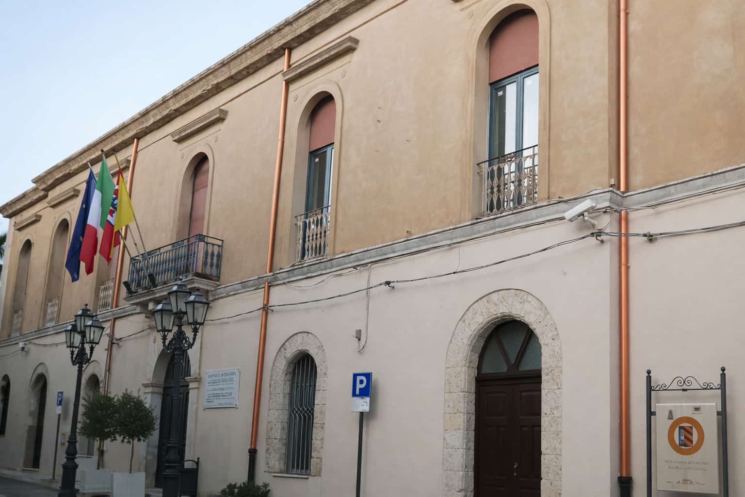 Castrofilippo, opposizione attacca: “Silenzi, scelte incoerenti e assenza di confronto. “Amministrazione non tutela cittadini”. 4 interrogazioni a Sindaco.