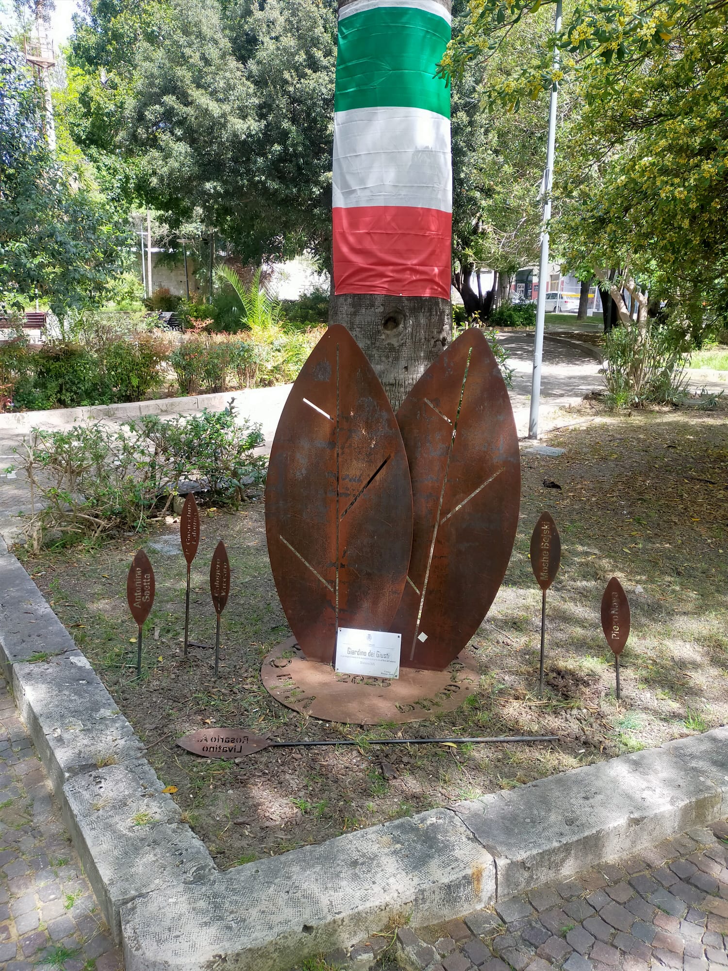 Canicattì. Restituita dai ladri la targa di Livatino. Era stata rubata dal “Giardino dei Giusti”