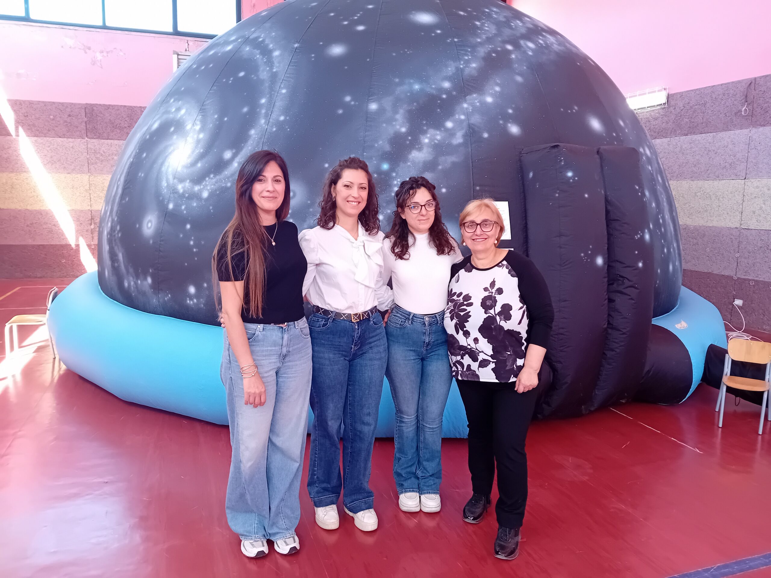 Canicattì, viaggio nello spazio per i piccoli studenti del “Verga” con la cupola dell’associazione Artenauti (Video)
