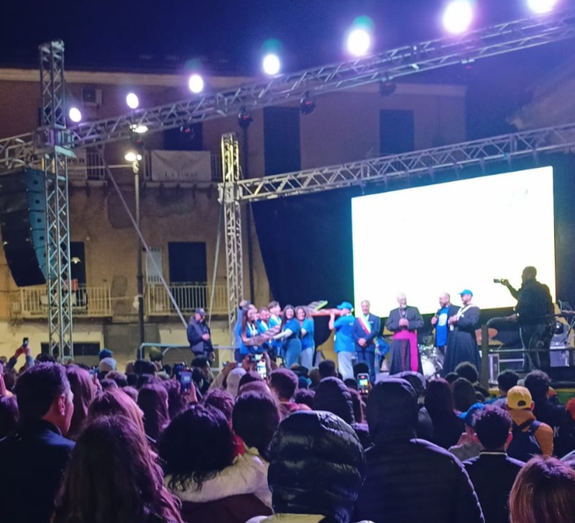 Canicattì saluta il Giovani in Festa e passa la Croce a Comitini
