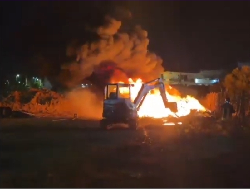 Licata, paura nella notte: scoppia vasto incendio. (Video)