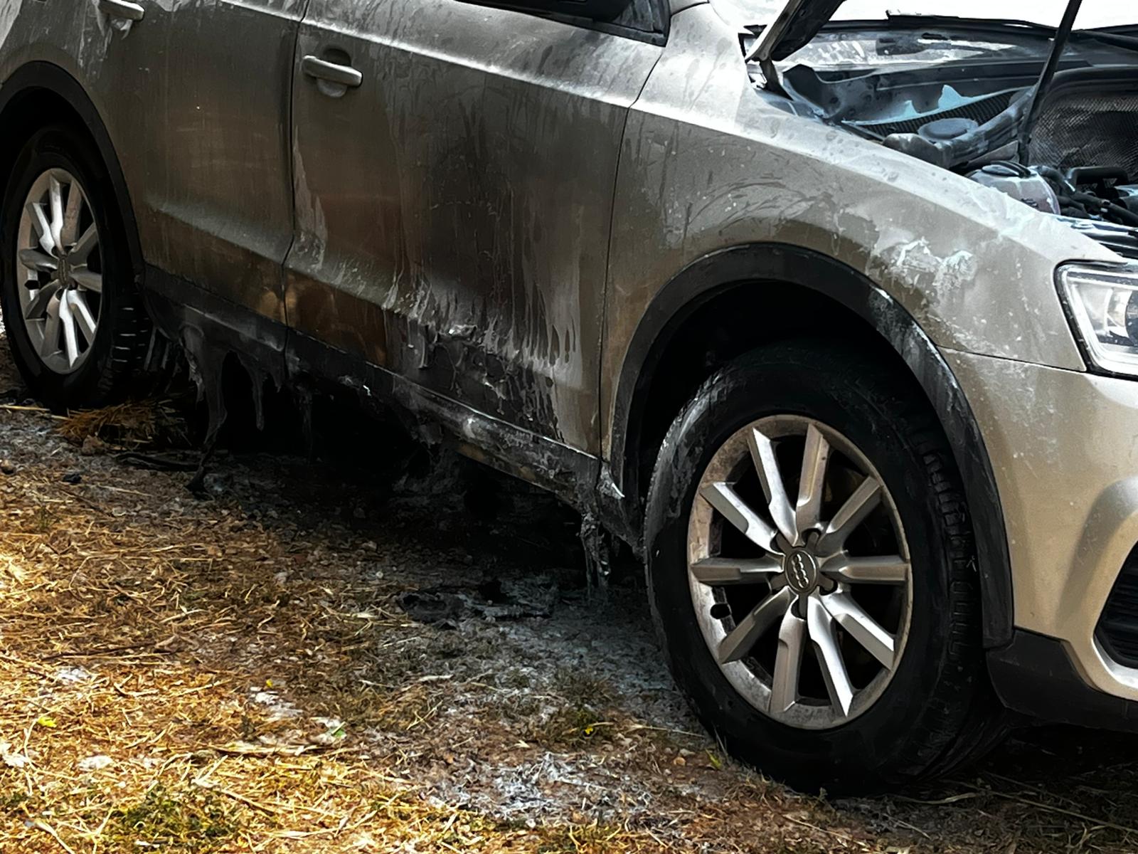 Canicattì, l’incendio dell’auto del docente di sostegno. Caccia ad uomo incappucciato