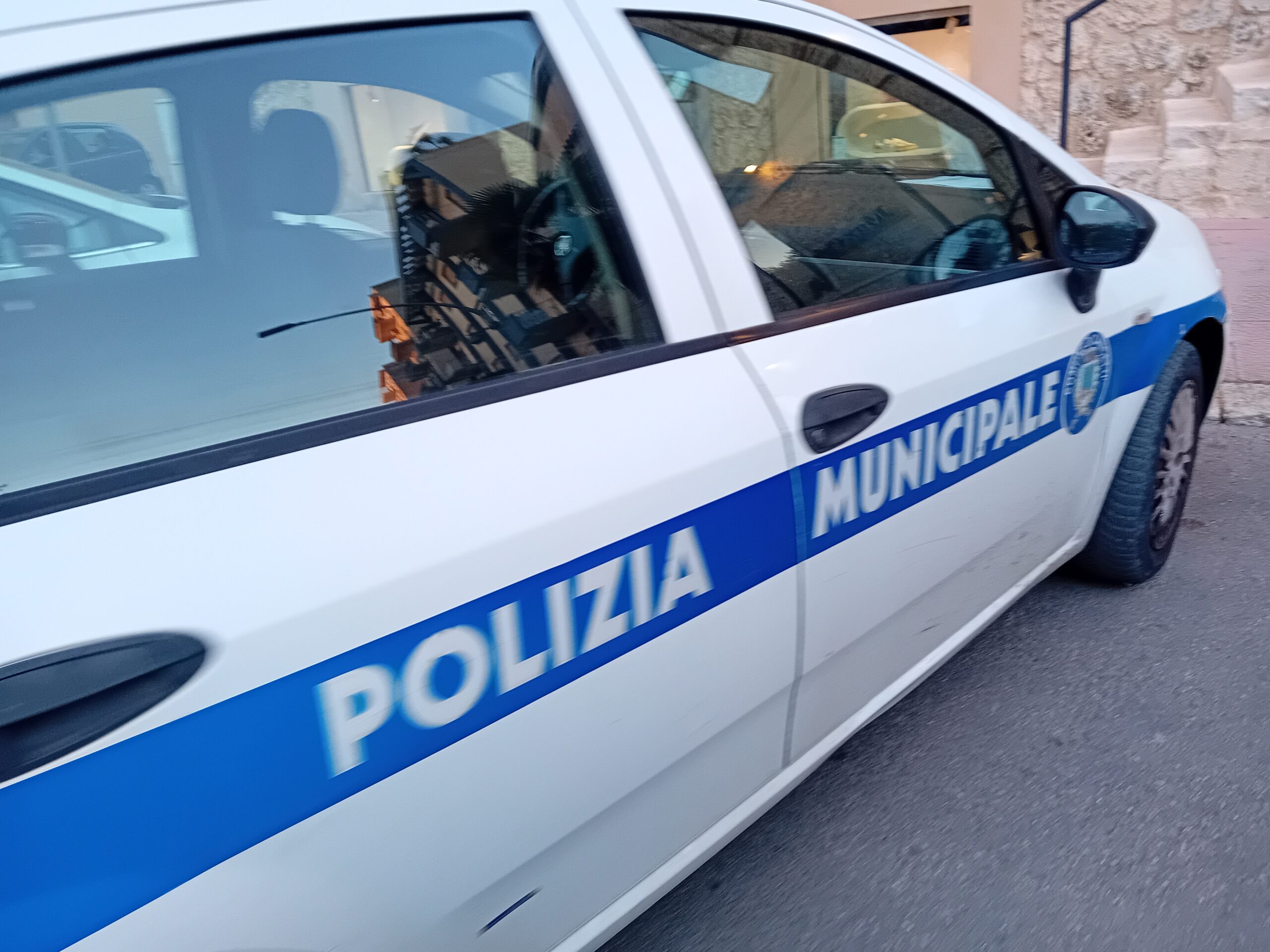 Monopattini elettrici, da oggi è obbligatoria la targa. Sanzioni fino a 400 euro