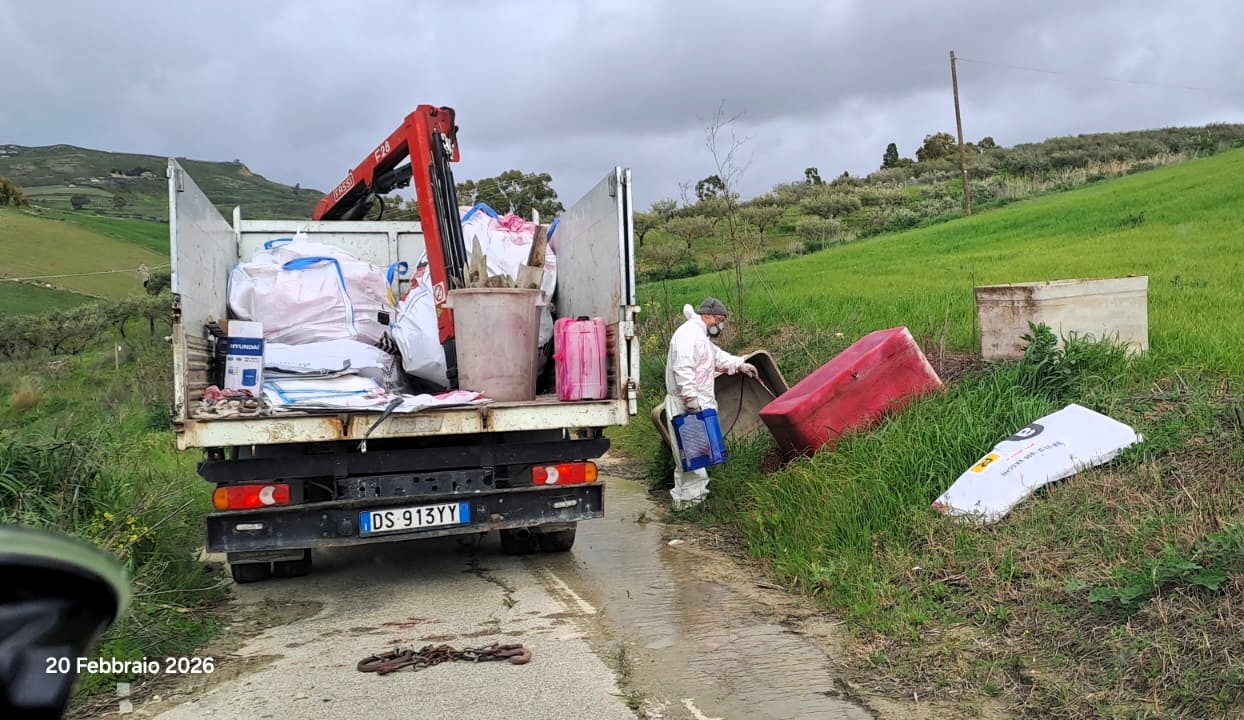 Rimosse 250 tonnellate di rifiuti sulle strade provinciali. Pendolino: “L’abbandono è reato penale”