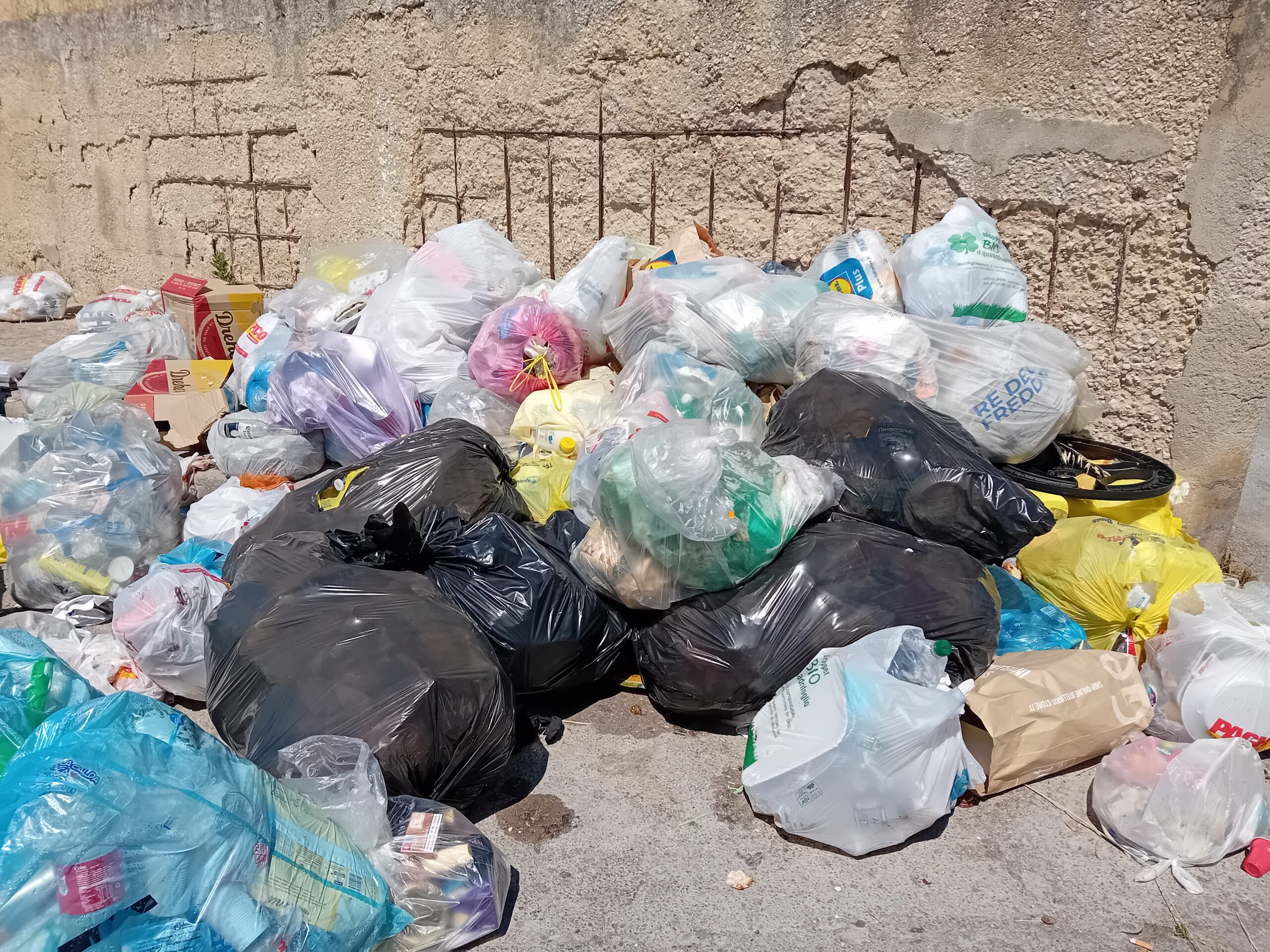 Canicattì, rifiuti abbandonati da giorni: discarica in via Pertini. Video