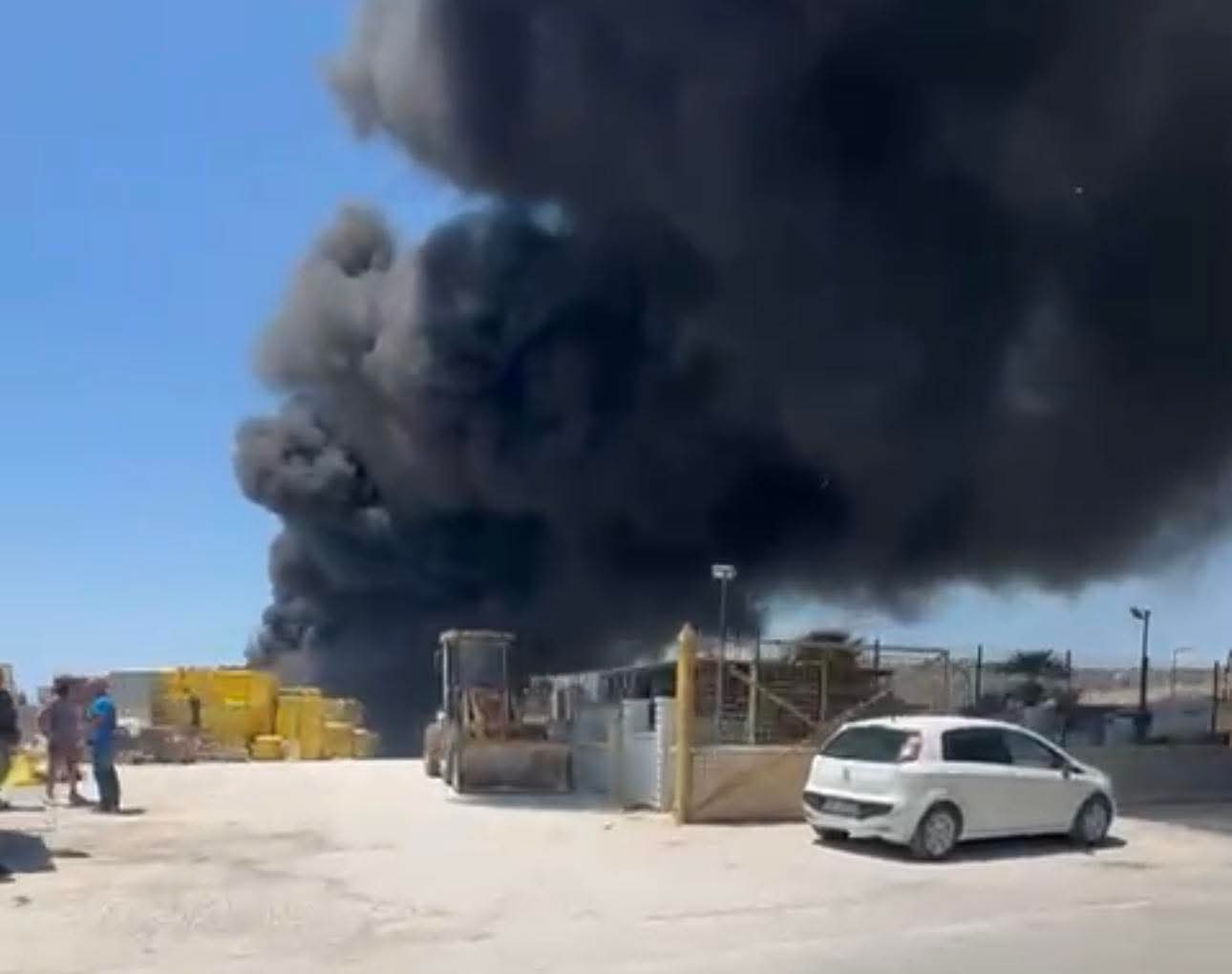 Paura a Favara, a fuoco deposito di materiali edili