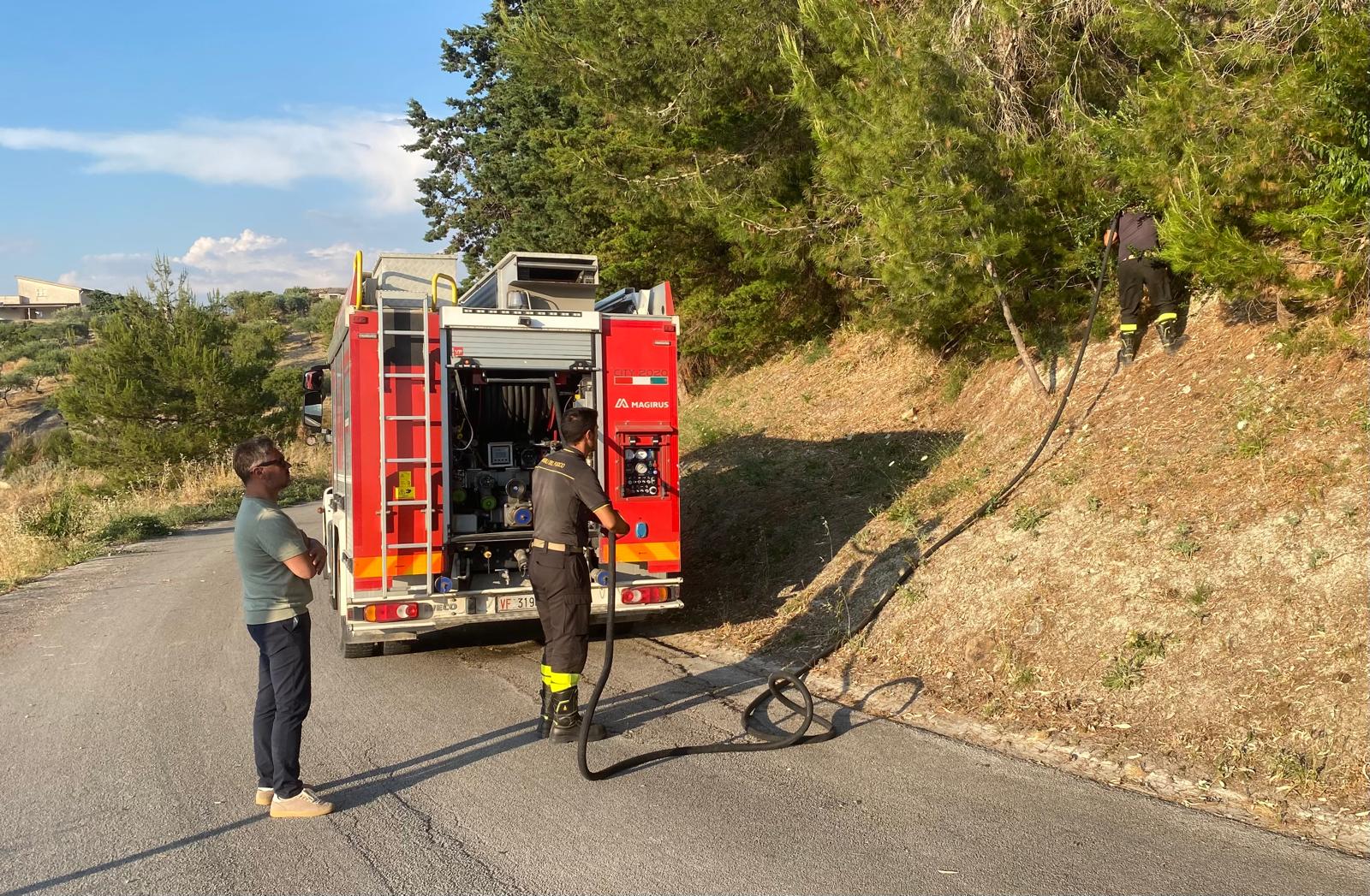 Comitini, momenti di apprensione per un violento incendio