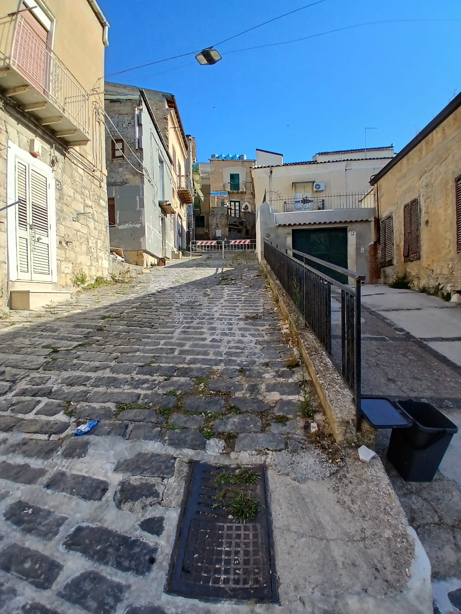 Canicattì, infiltrazioni acqua provocano crollo abitazione. Proprietari denunciano Aica e Comune