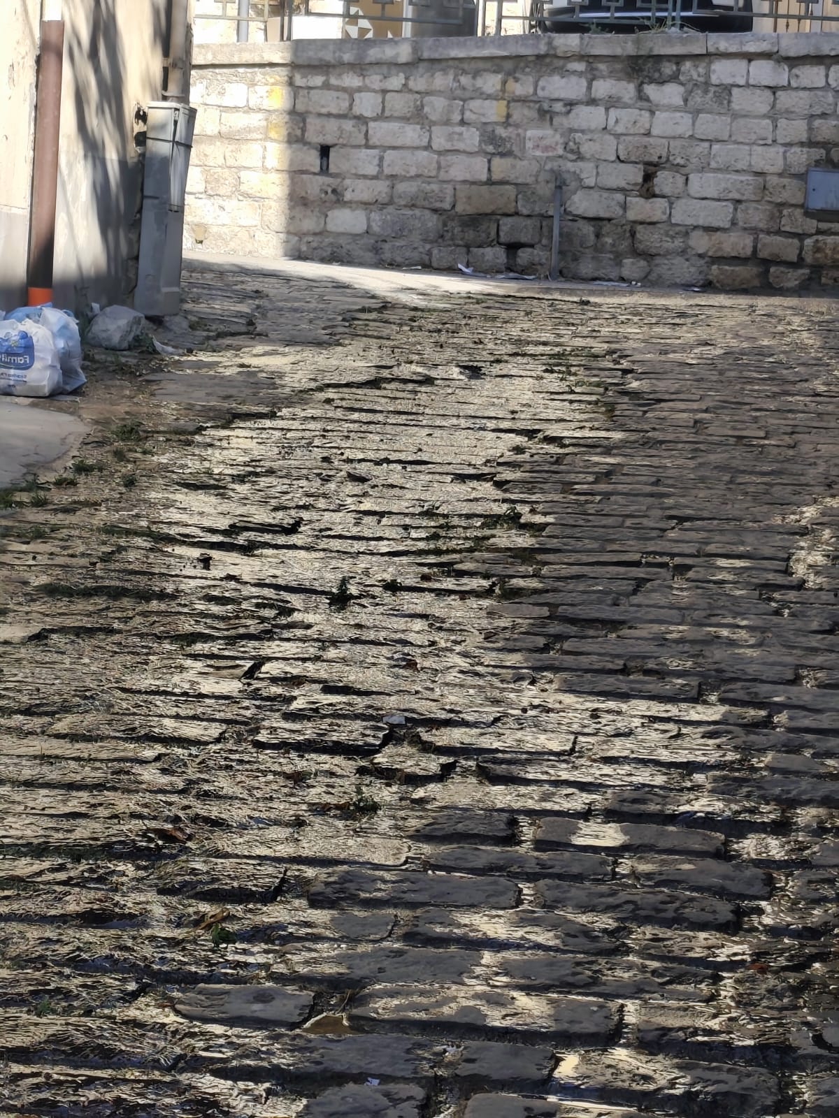 Canicattì, copiosa perdita acqua in via Ferrucci. Per intervenire si attende il crollo?