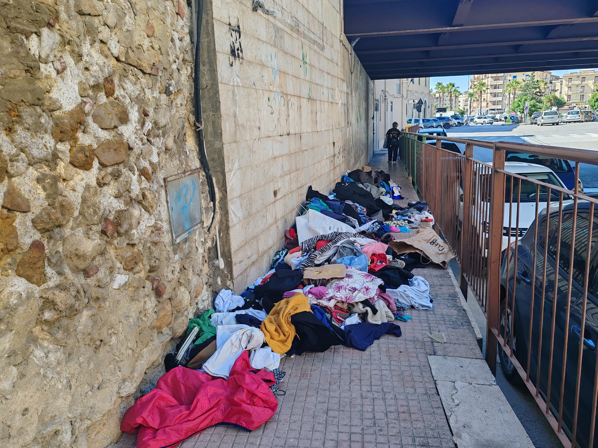 Canicattì, “Muro della Gentilezza” trasformato in discarica. Indecenza nel centro città (foto)