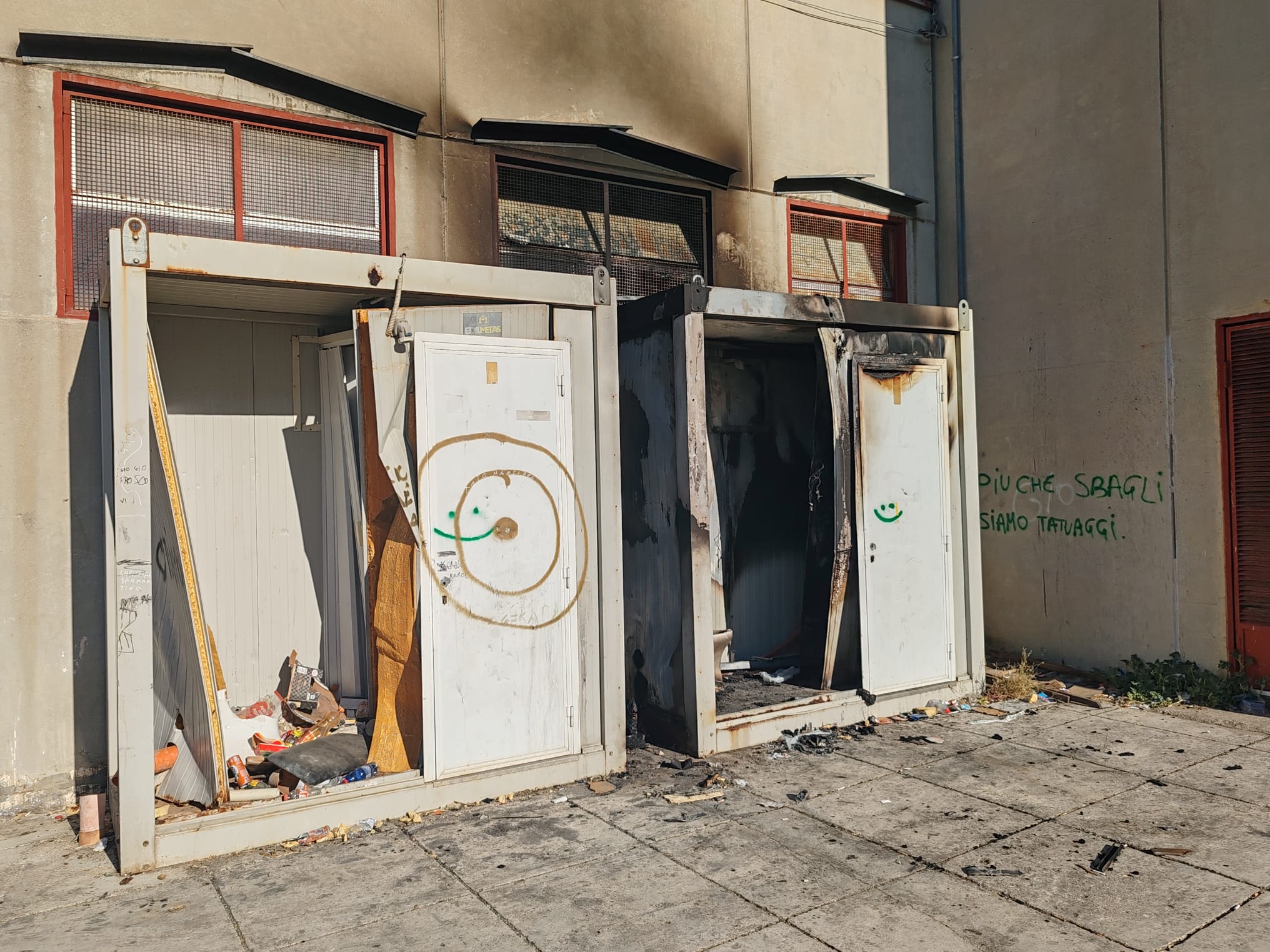 Canicattì, a fuoco i bagni della palestra. Gli spazi attorno pieni di erbacce e rifiuti (foto)