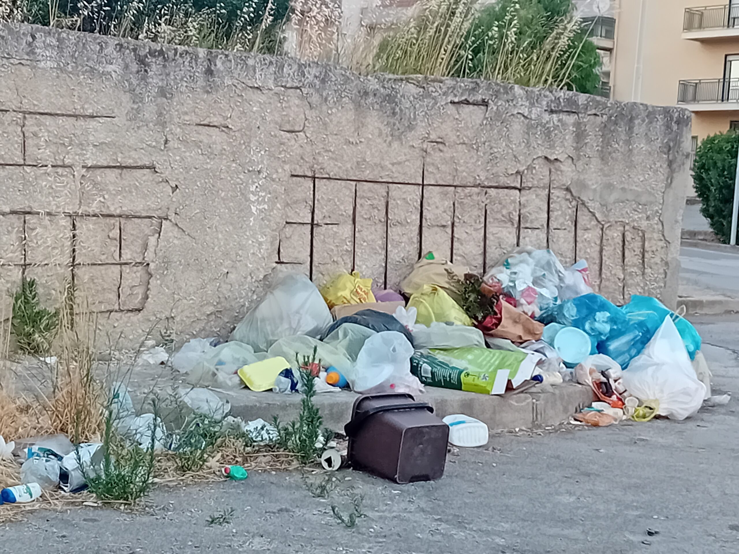 Canicattì, una nuova discarica in via Pertini. Gli incivili colpiscono ancora