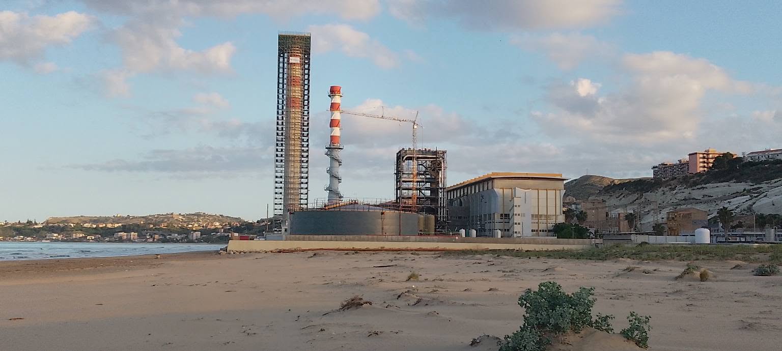 Porto Empedocle, demolizione canna fumaria e caldaia centrale Enel. Preoccupazione per futuro