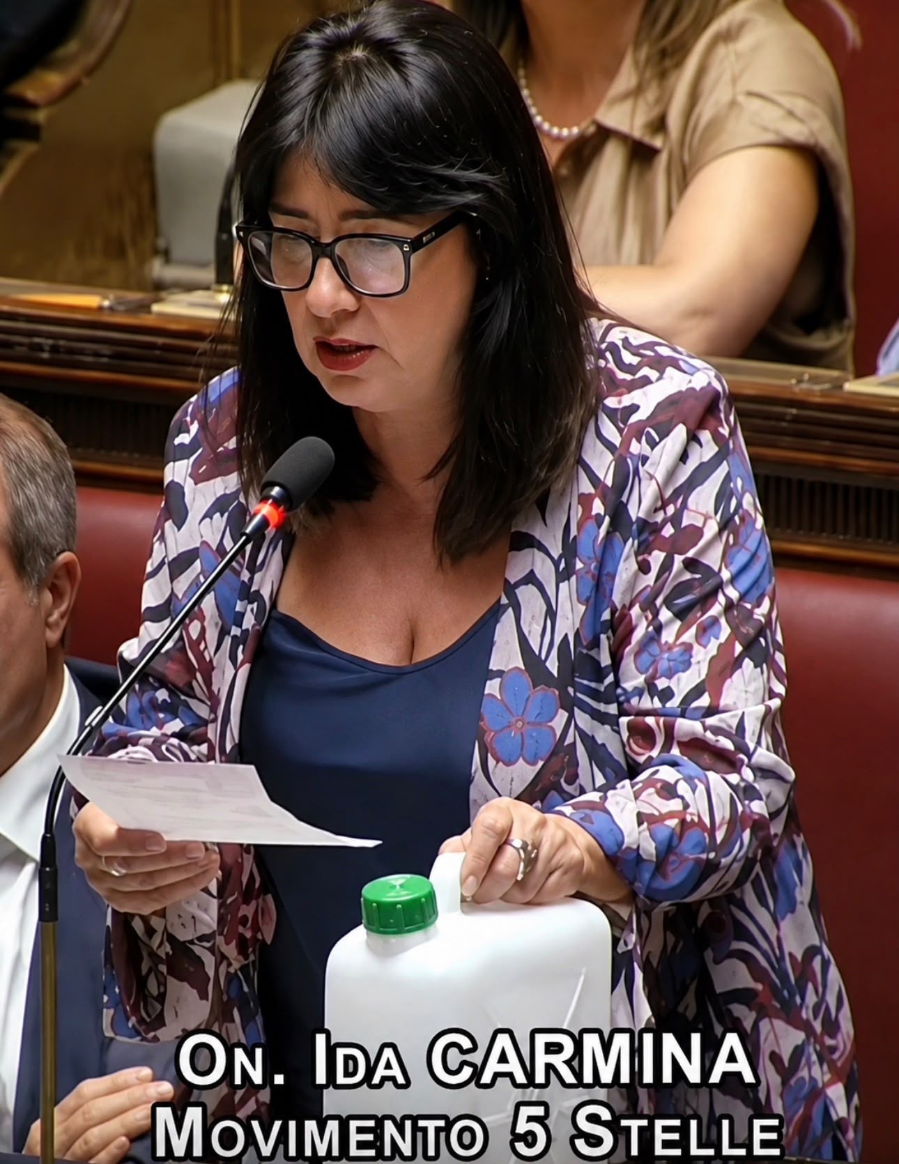 Crisi idrica in provincia di Agrigento, Ida Carmina porta bidoncino alla Camera