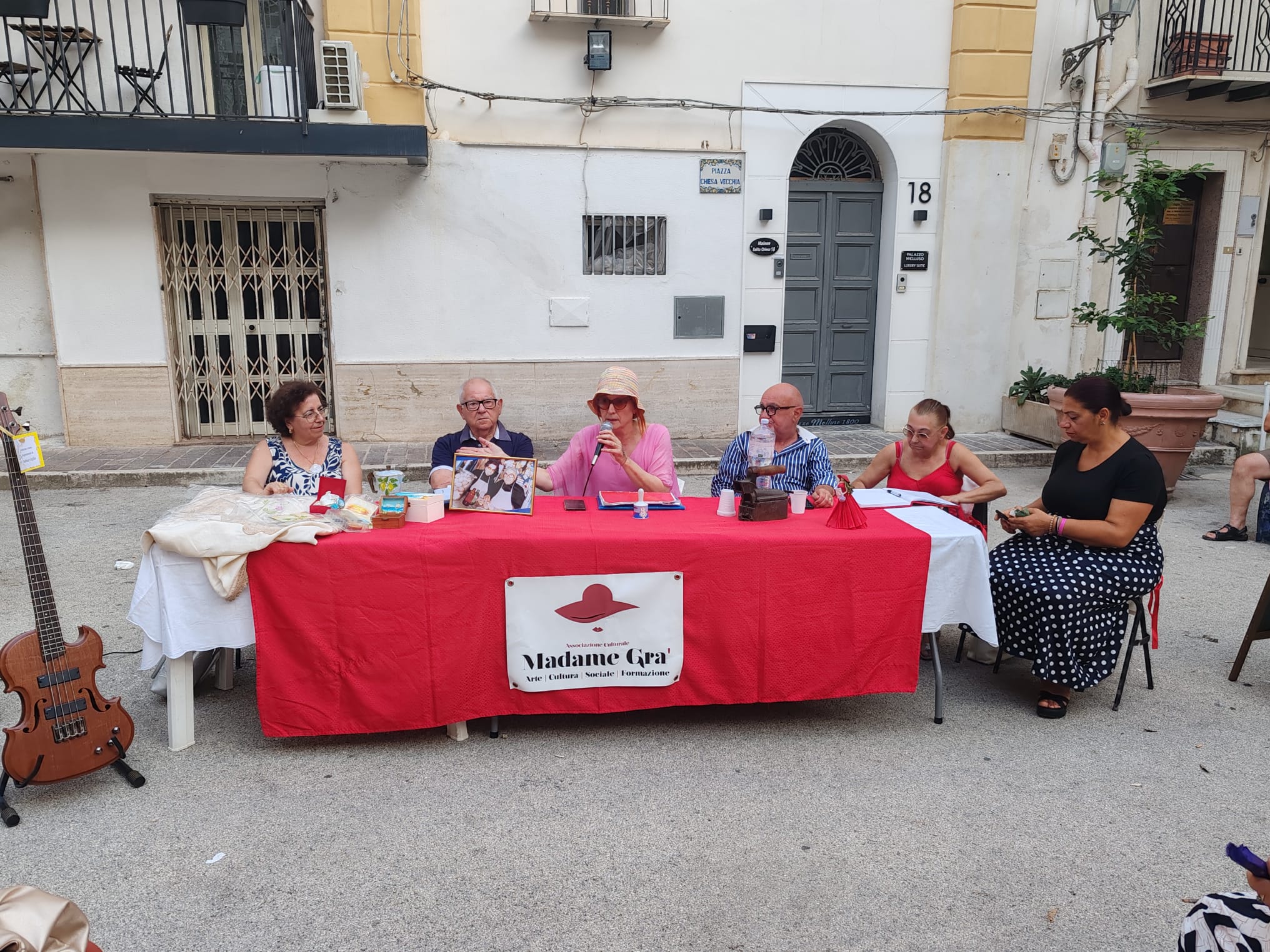 Porto Empedocle, in piazzetta l’arte del ricamo e della sartoria. Video