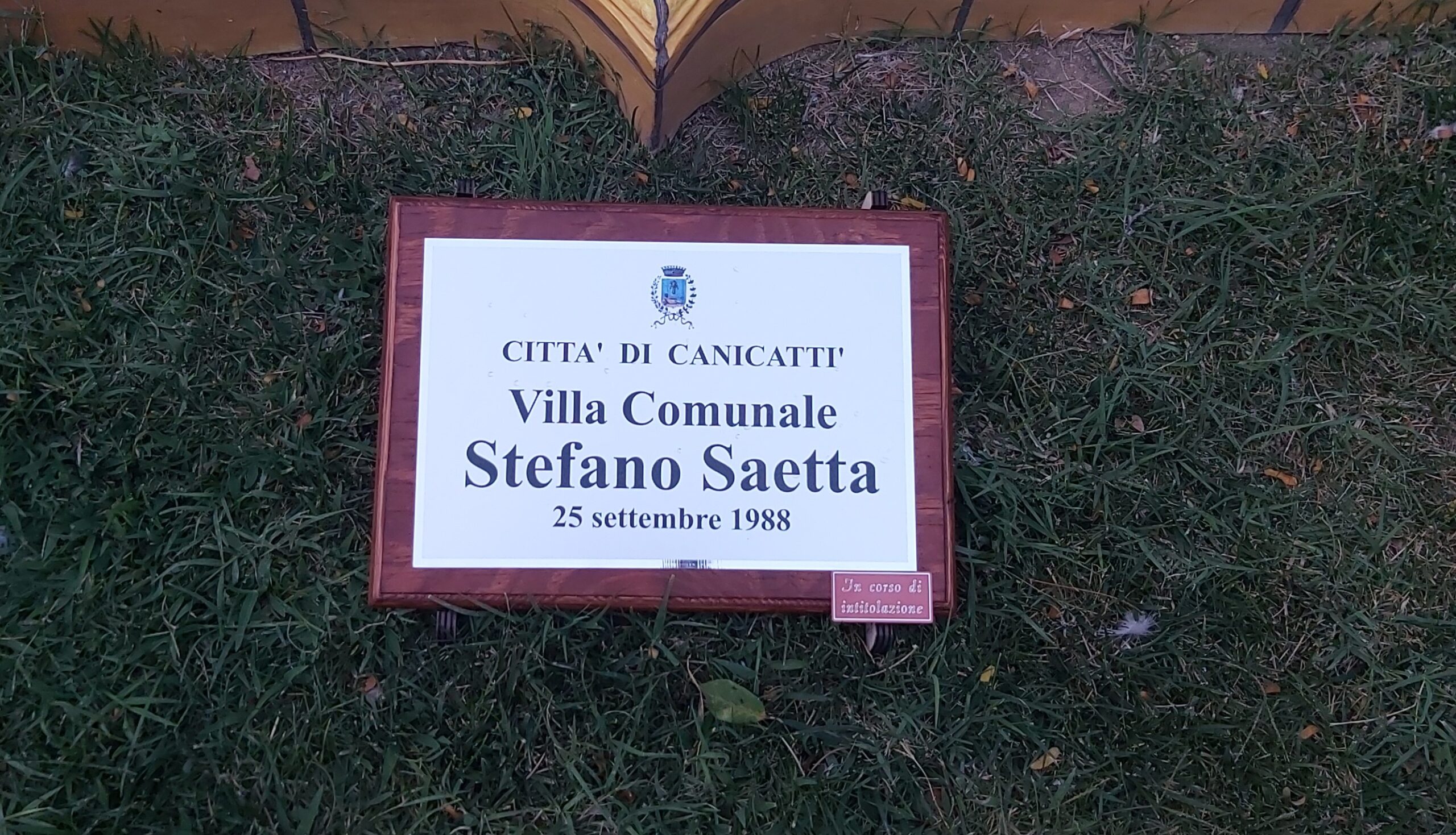Canicattì, ennesimo attacco alla Legalità: rubata la targa d’intitolazione della villa a Stefano Saetta. La condanna del sindaco