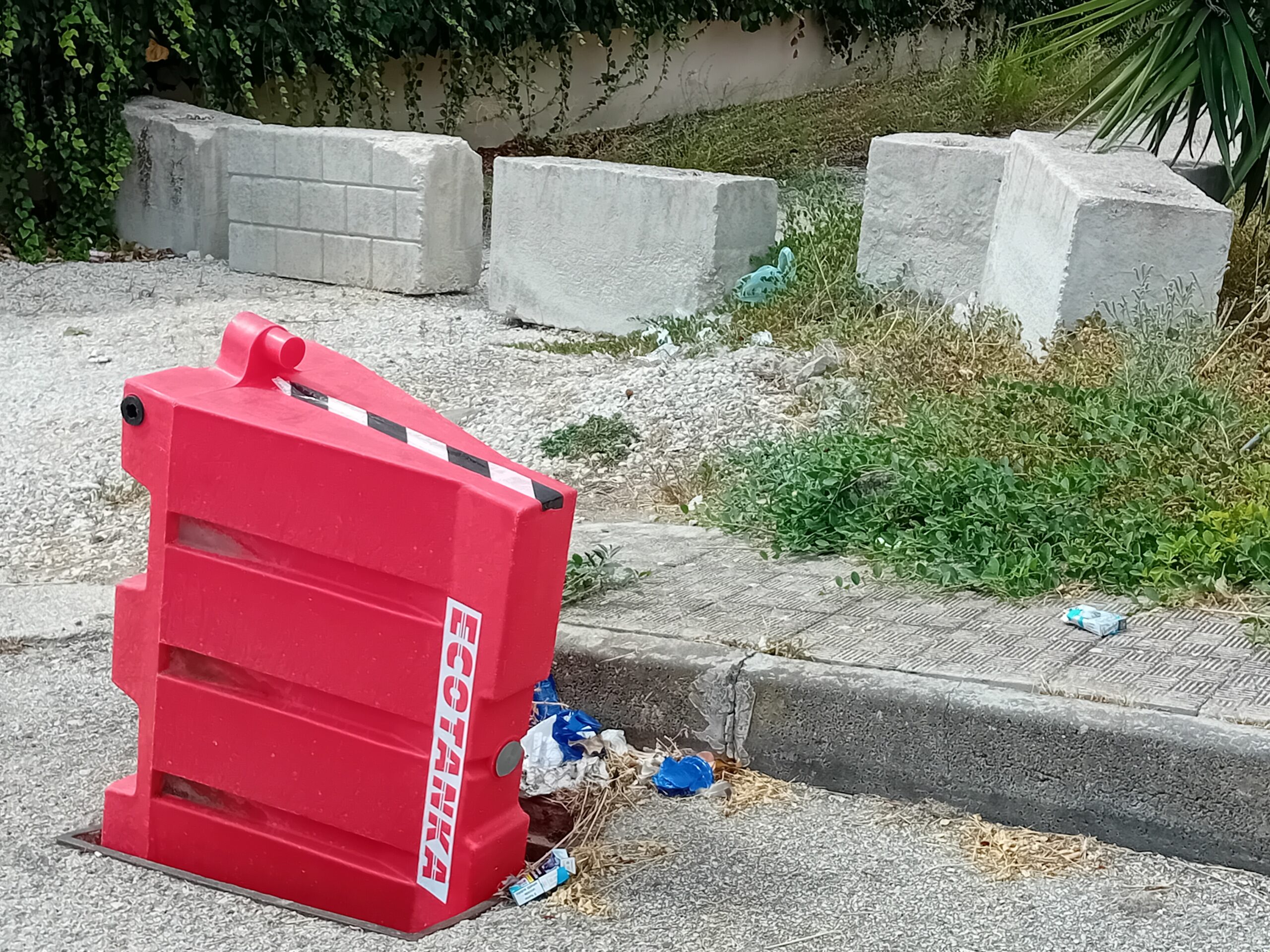 Canicattì, tombini scoperti e degrado in via Regina della Pace. La denuncia di Restivo