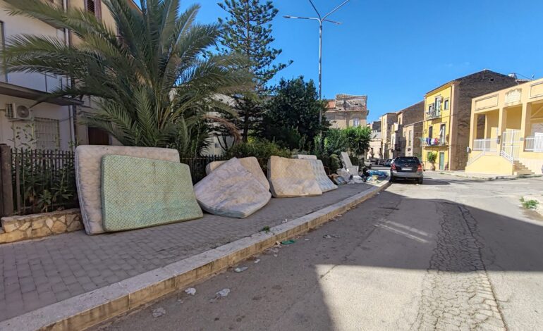Canicattì, l’indecenza oltre il limite. Gettati da incivili materassi in piazza Vespri. Zona ripulita
