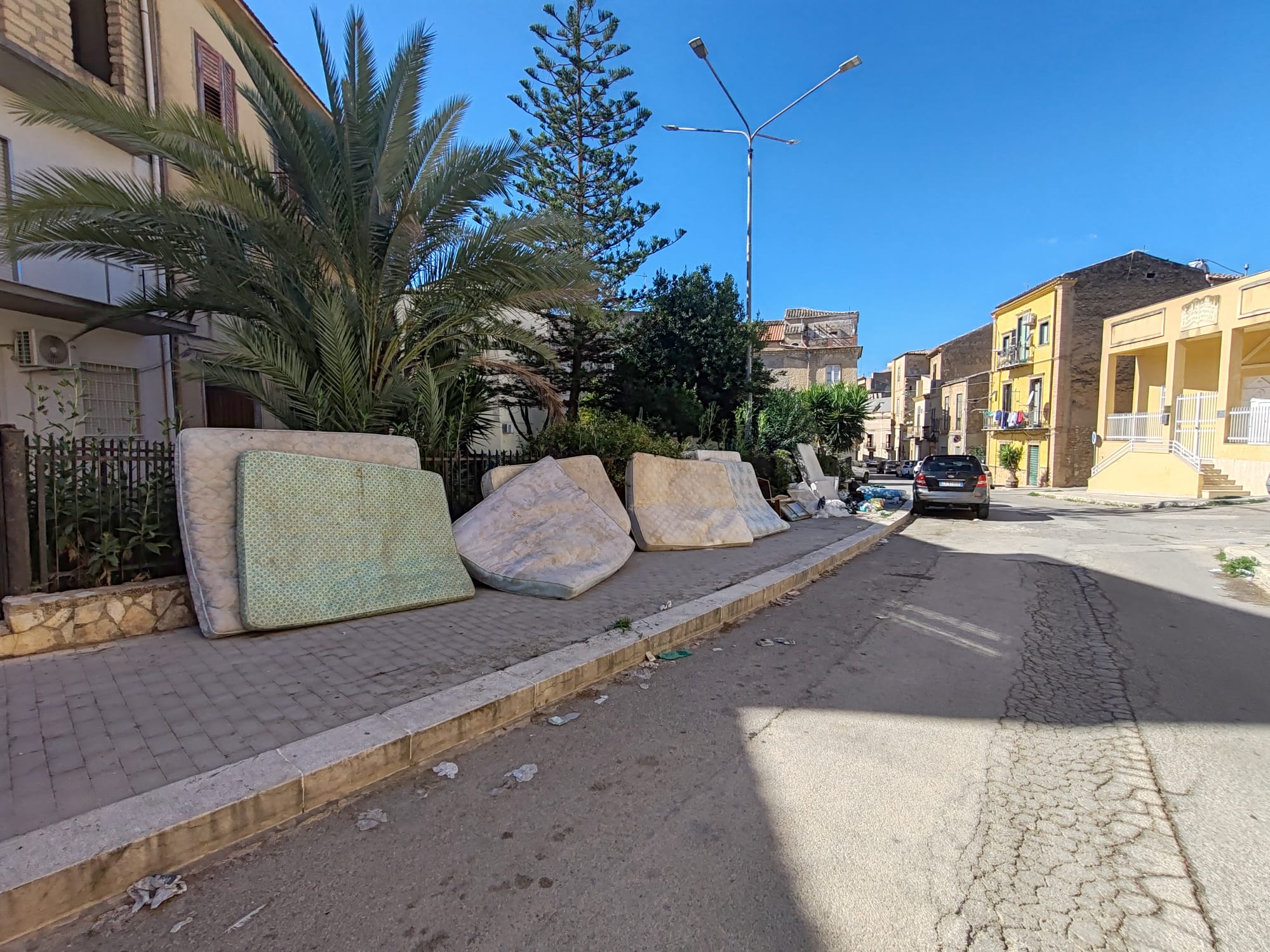 Canicattì, l’indecenza oltre il limite. Gettati da incivili materassi in piazza Vespri. Zona ripulita