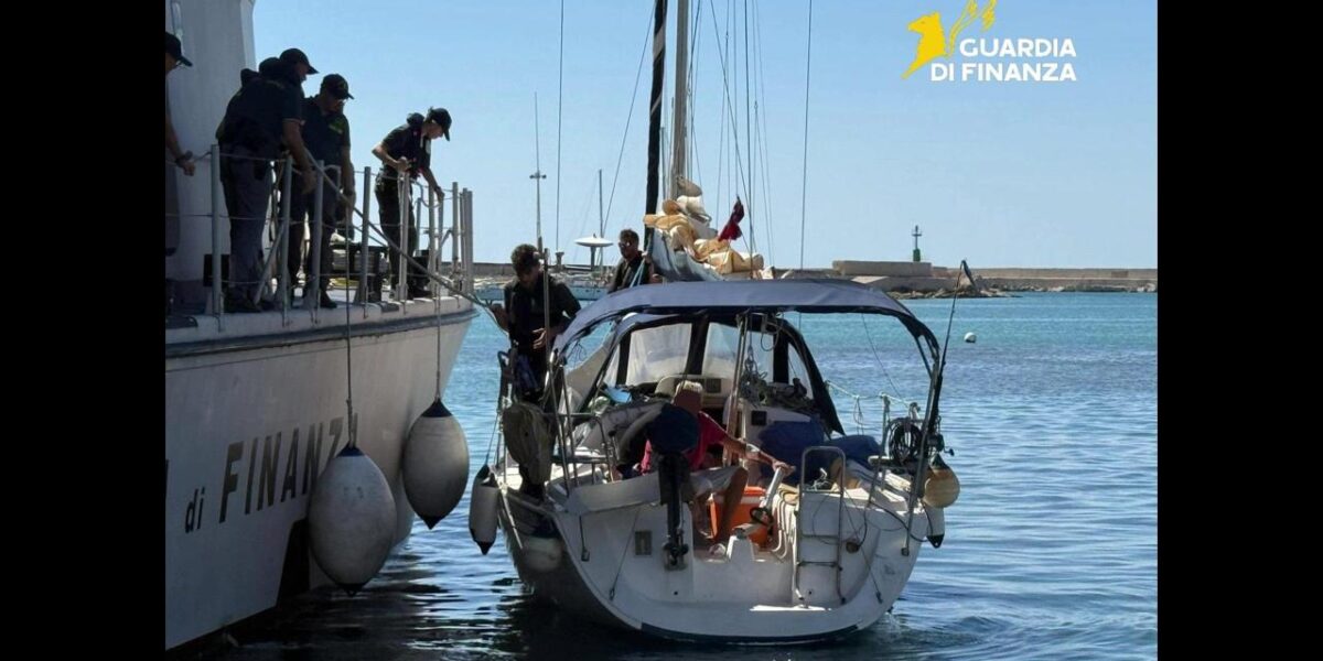 Porto Empedocle, trasportava 8 migranti in barca a vela: arrestato dalla Gdf
