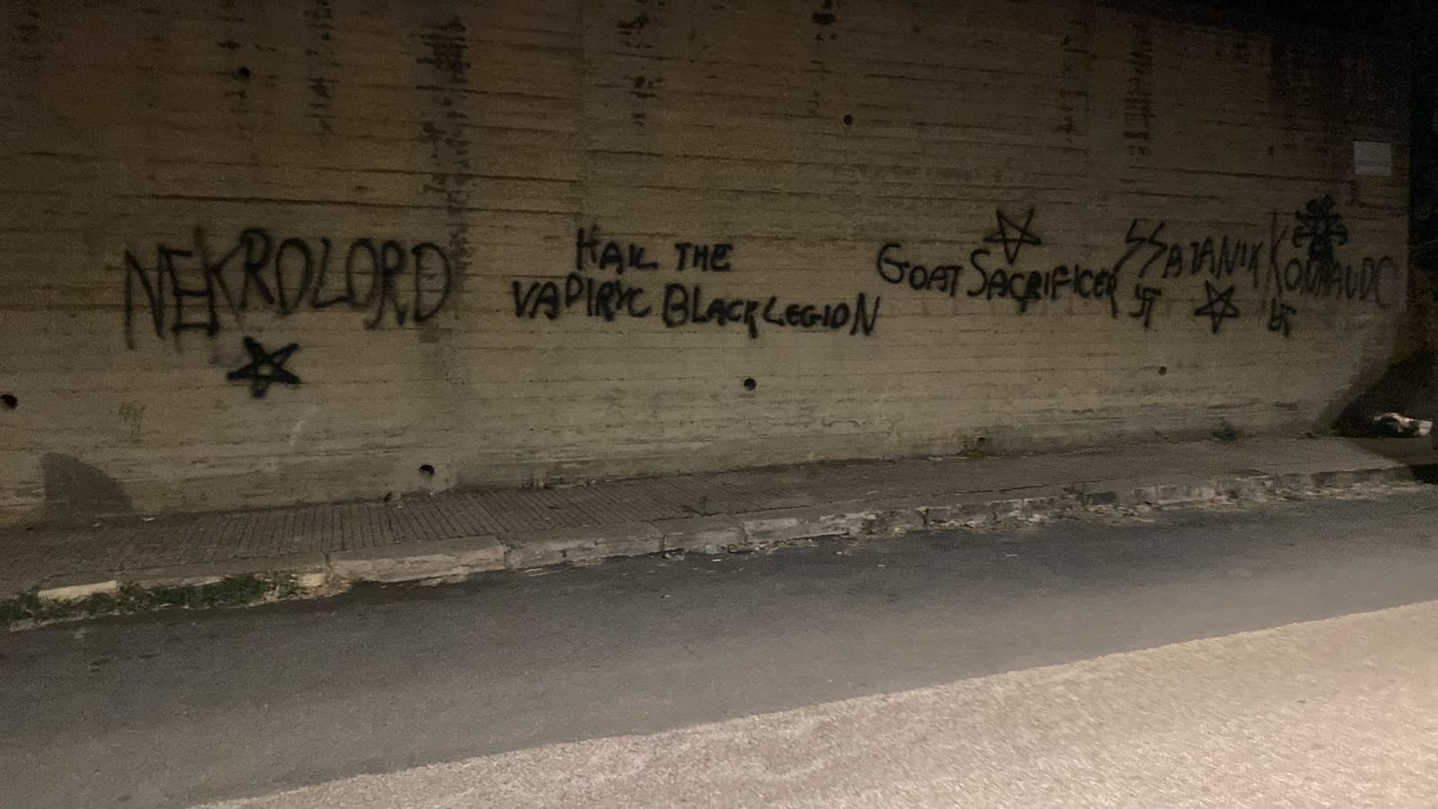 Canicattì, atti vandalici a Santa Chiara: scritte blasfeme sul muro vicino alla tomba di Livatino
