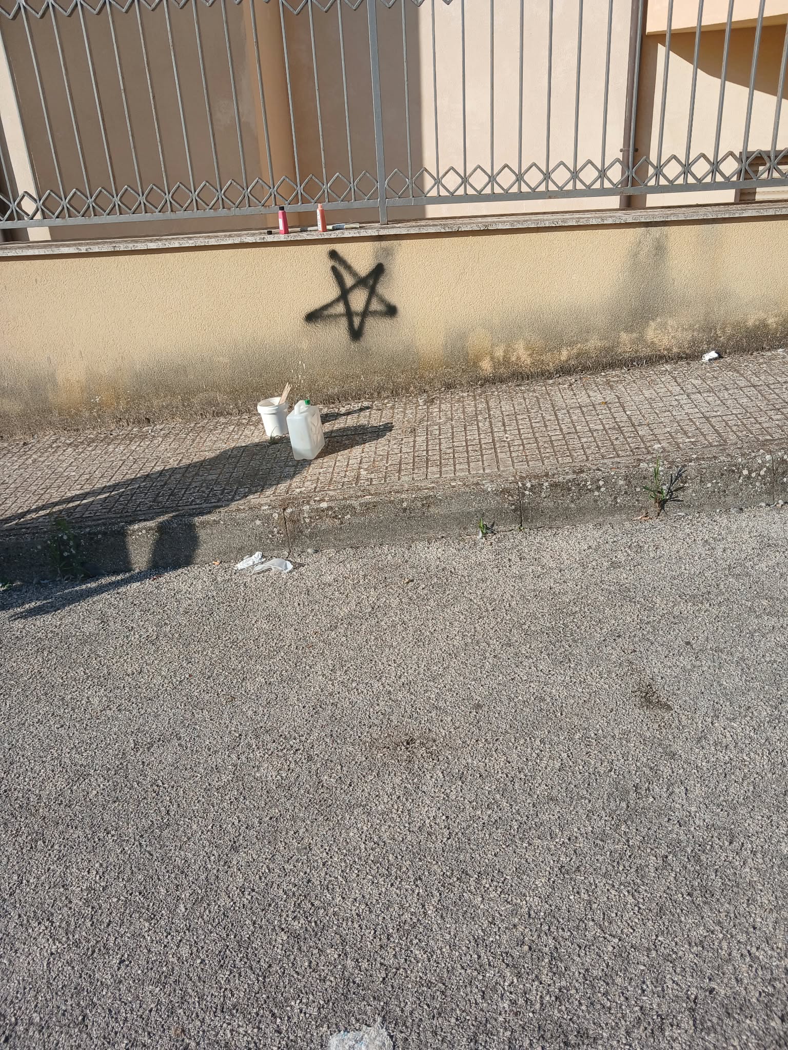 Canicattì, scritte sul muro di santa Chiara. Cartello Sociale: “Atto sacrilego, offesa a luogo sacro e al beato Livatino”